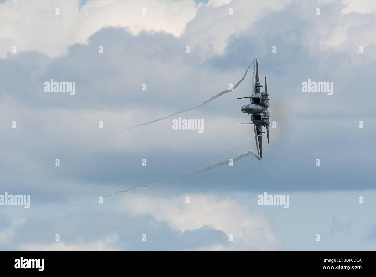 Un McDonnell Douglas F-15 Eagle Banks de l'armée de l'air des États-Unis entre dans la boucle de Mach à Dolgellau, au pays de Galles Banque D'Images