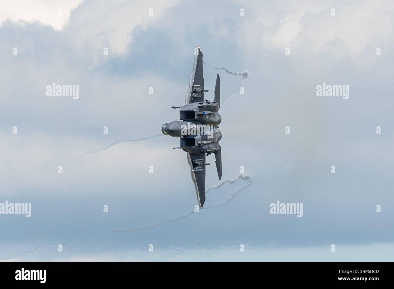 Un McDonnell Douglas F-15 Eagle Banks de l'armée de l'air des États-Unis entre dans la boucle de Mach à Dolgellau, au pays de Galles Banque D'Images