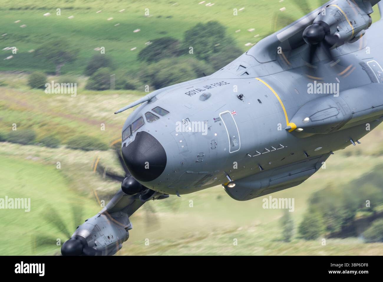Gros plan d'un Airbus A400M de la Royal Air Force naviguant sur la boucle de Mach à basse altitude Banque D'Images
