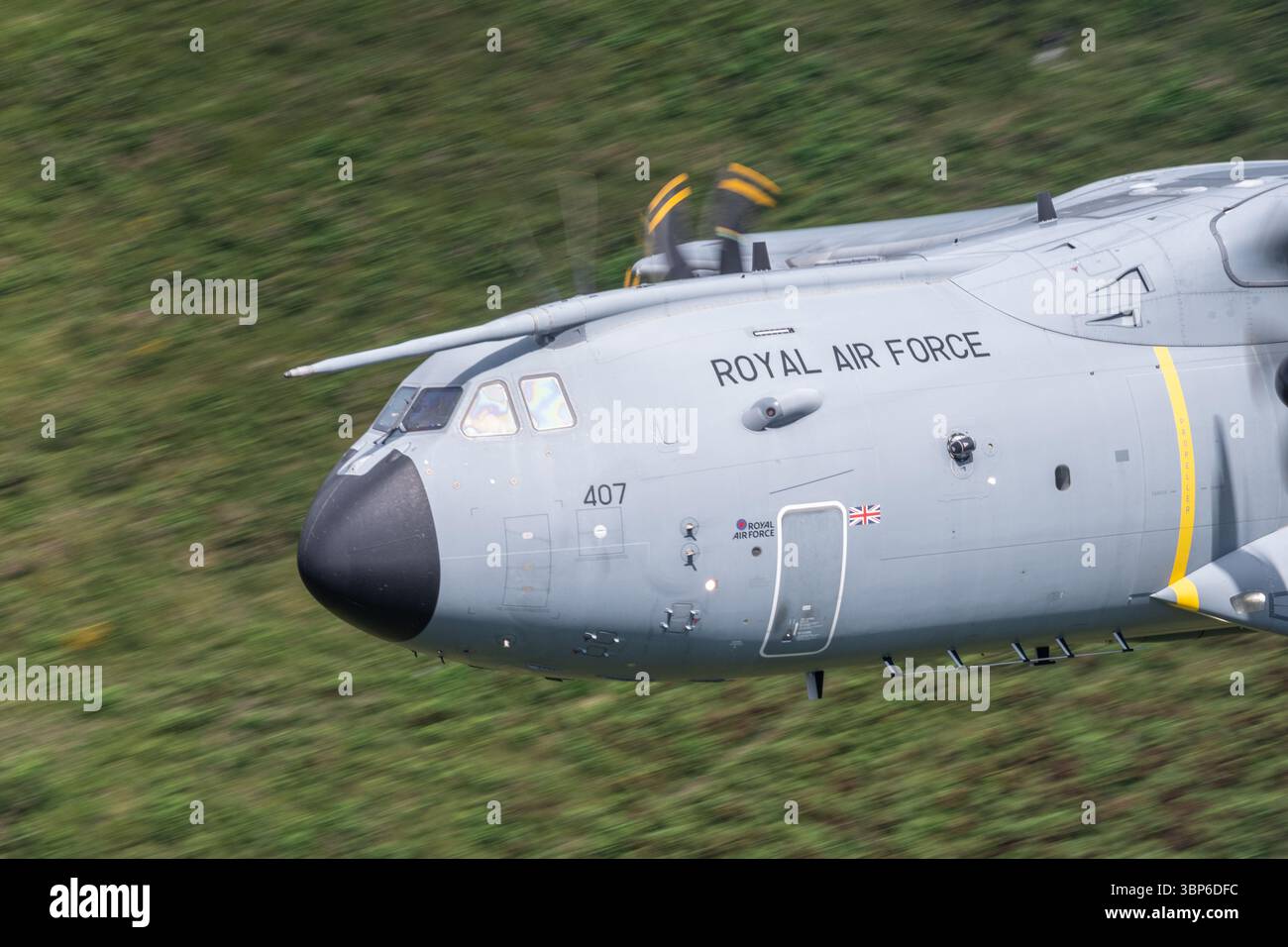 Gros plan d'un Airbus A400M de la Royal Air Force naviguant sur la boucle de Mach à basse altitude Banque D'Images