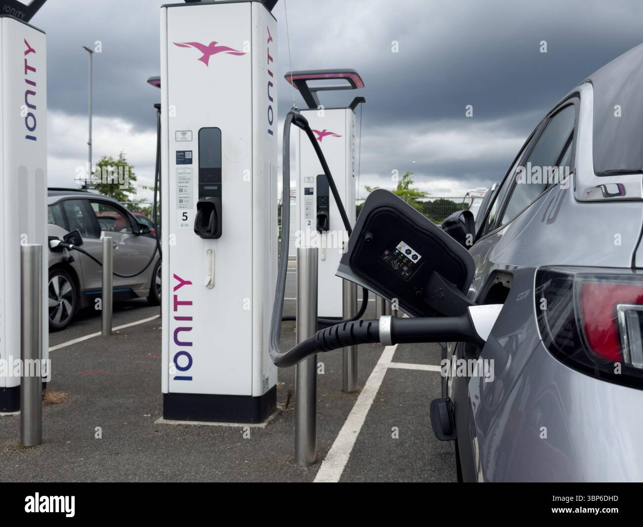 Véhicule électrique branché au point de charge public haute puissance IONITY offrant une charge ultra-rapide jusqu'à 350 kW Angleterre Royaume-Uni Banque D'Images