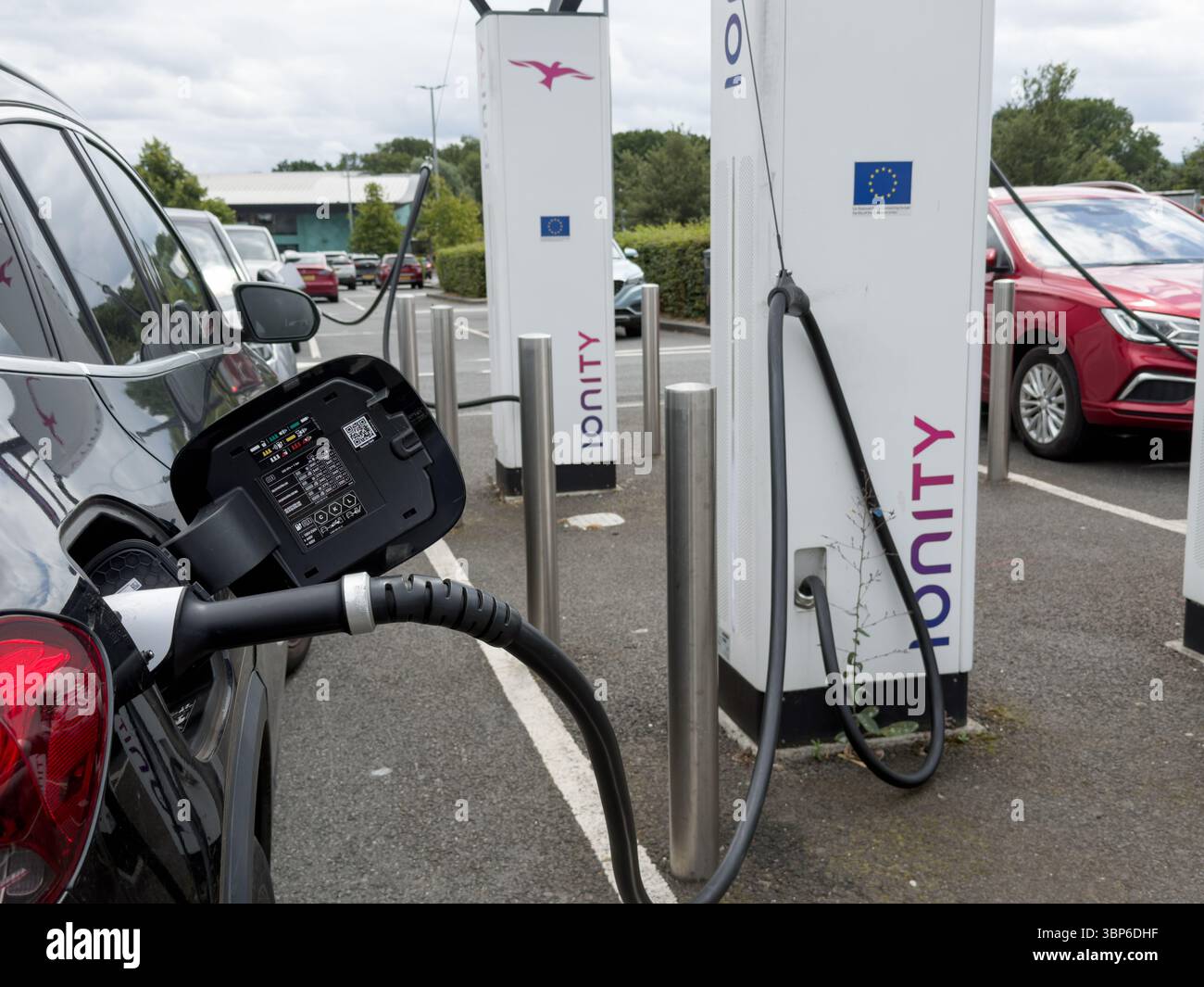 Véhicule électrique branché au point de charge public haute puissance IONITY offrant une charge ultra-rapide jusqu'à 350 kW Angleterre Royaume-Uni Banque D'Images