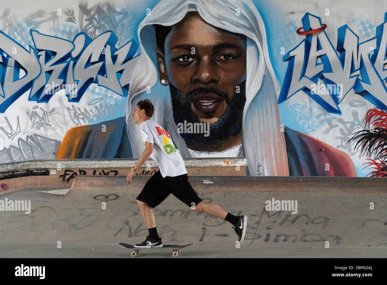 Francfort, Hesse, Allemagne. 6 juillet 2025. Un homme skate devant une murale du musicien Kendrick Lamar à Francfort, Allemagne. (Crédit image : © Matias Basualdo/ZUMA Press Wire) USAGE ÉDITORIAL SEULEMENT ! Non destiné à UN USAGE commercial ! Banque D'Images