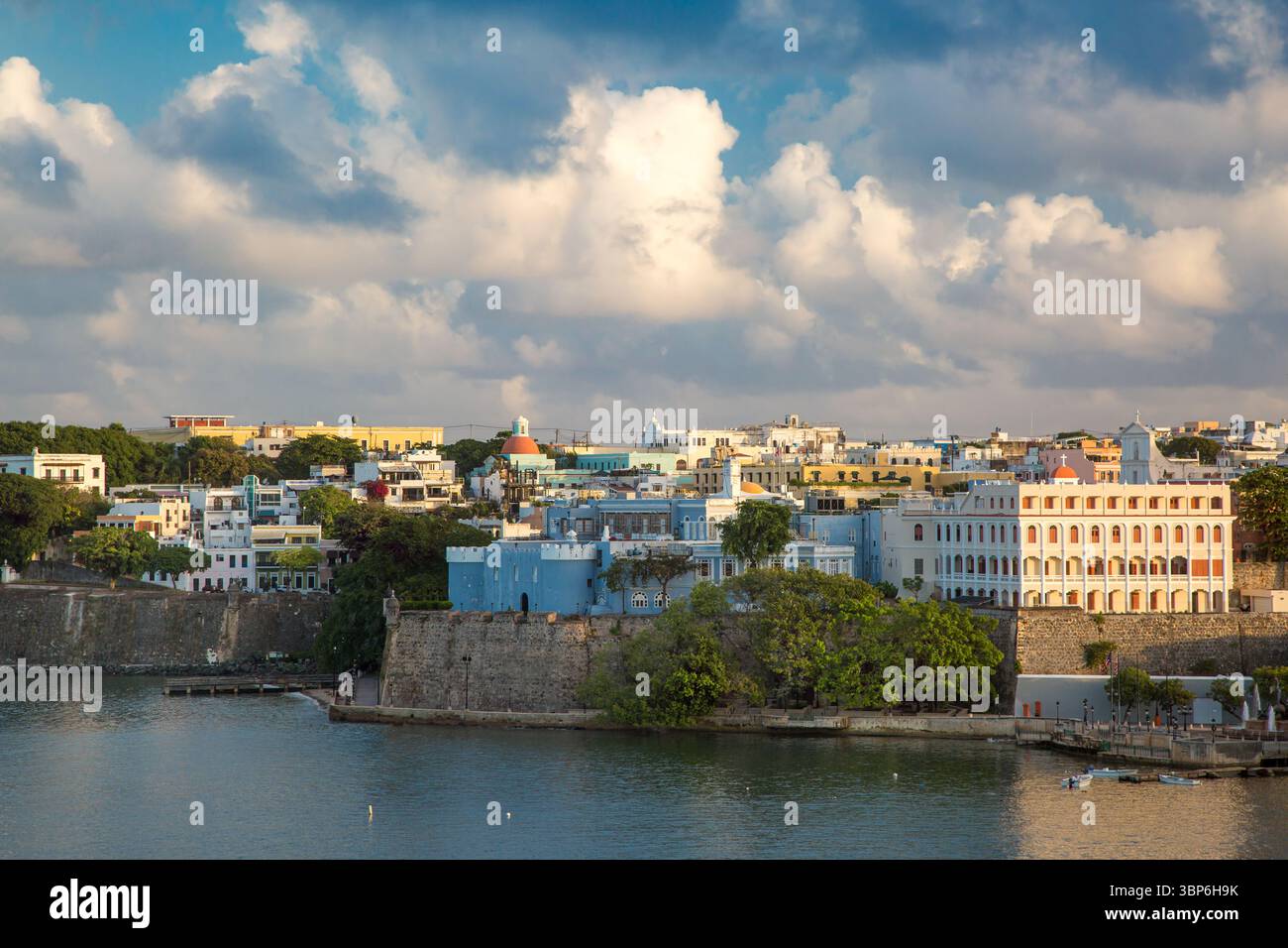 La lumière du soleil tôt le matin plus de Old San Juan, Puerto Rico Banque D'Images