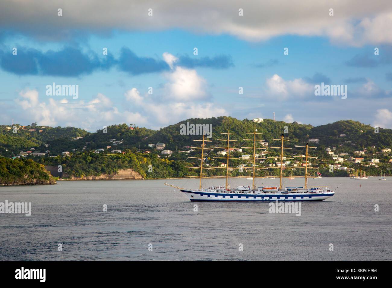 Lumière du soleil en soirée sur le bateau de croisière Star Clippers dans le port de Carenage, St Georges, Grenade, Antilles Banque D'Images