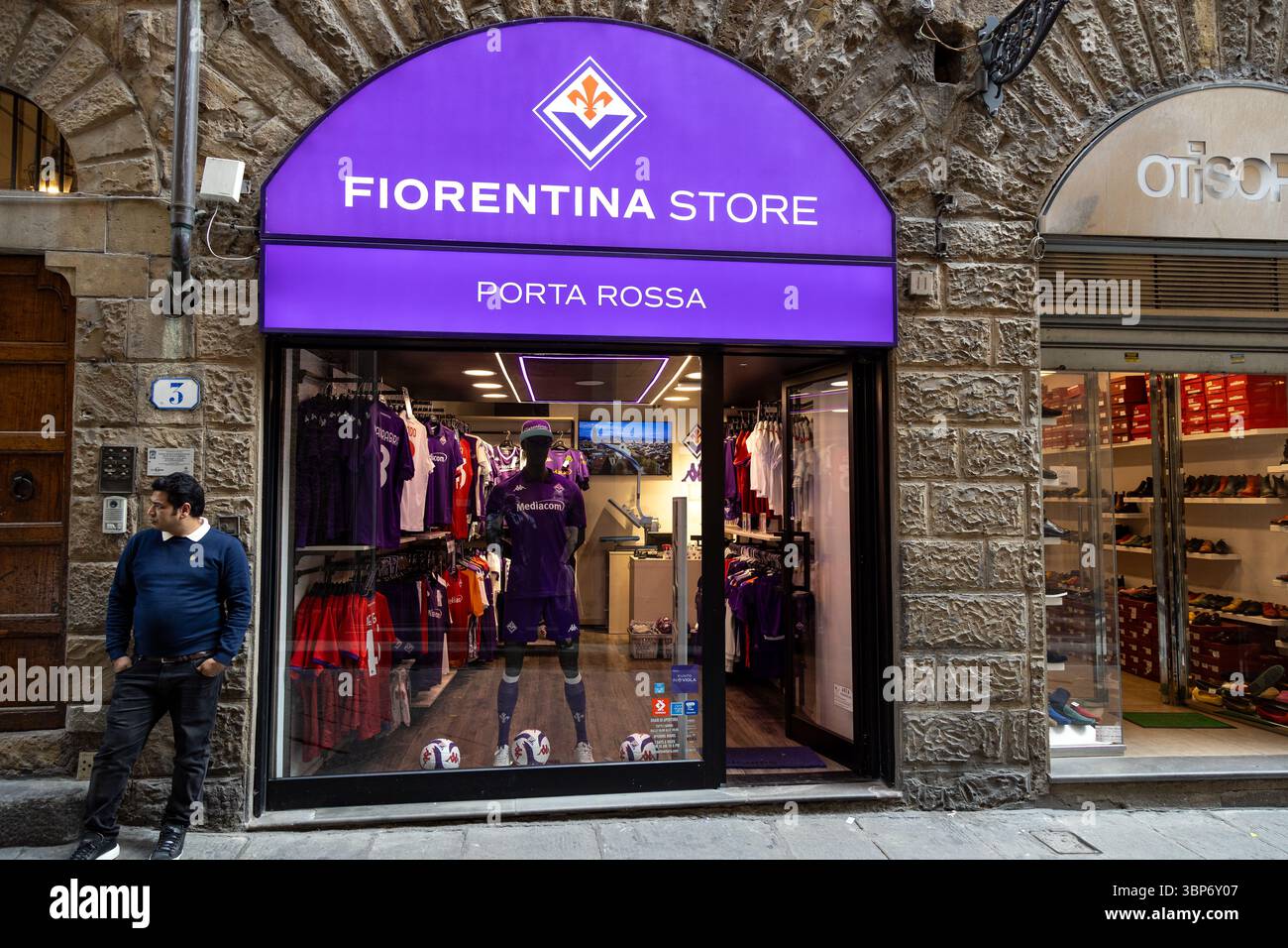 Florence, Italie - 10 mai 2025 : vue sur le magasin Fiorentina Porta Rossa, la boutique officielle du club de football ACF Fiorentina, dans le centre historique Banque D'Images