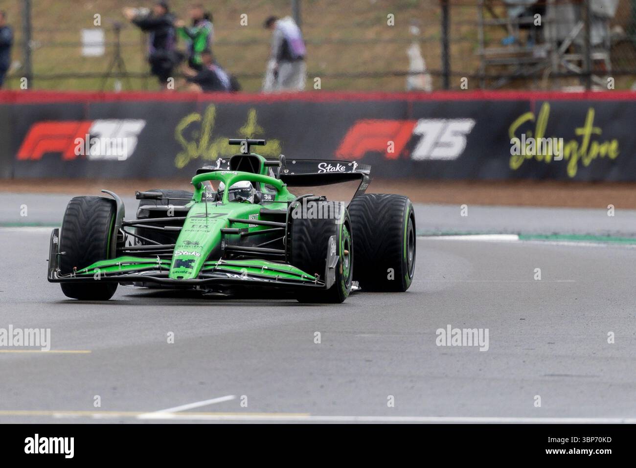NORTHAMPTONSHIRE, ENG - JULY 06: Nico Hulkenberg of Germany and Team Stake F1 Team Kick Sauber (27) during the F1 Grand Prix of Great Britain on July 06, 2025 at Silverstone Circuit in Northampton, England. (Photo by Bob Kupbens/Icon Sportswire) (Icon Sportswire via AP Images) Banque D'Images