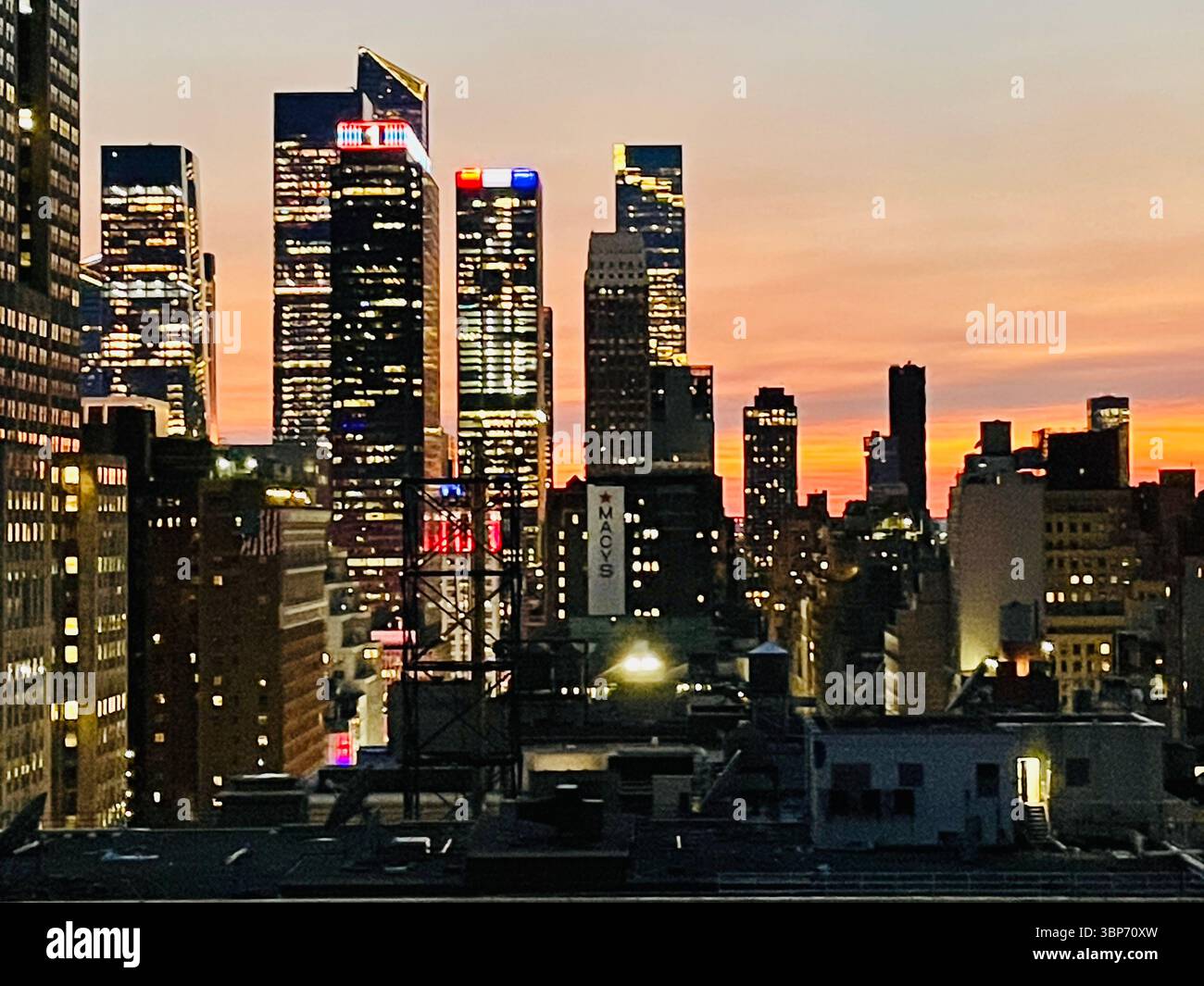 La ville de New York s'illumine en rouge, blanc et bleu pour célébrer le jour de l'indépendance des États-Unis, 2025 - Image de stock capturée avec un smartphone