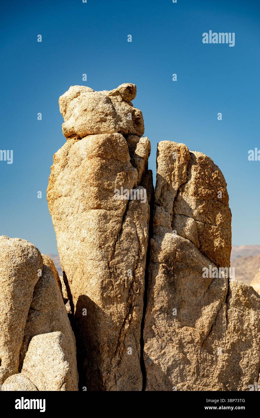 Tall Pillar of Rock se dresse face à Clear Blue Sky dans le parc national de Joshua Tree Banque D'Images