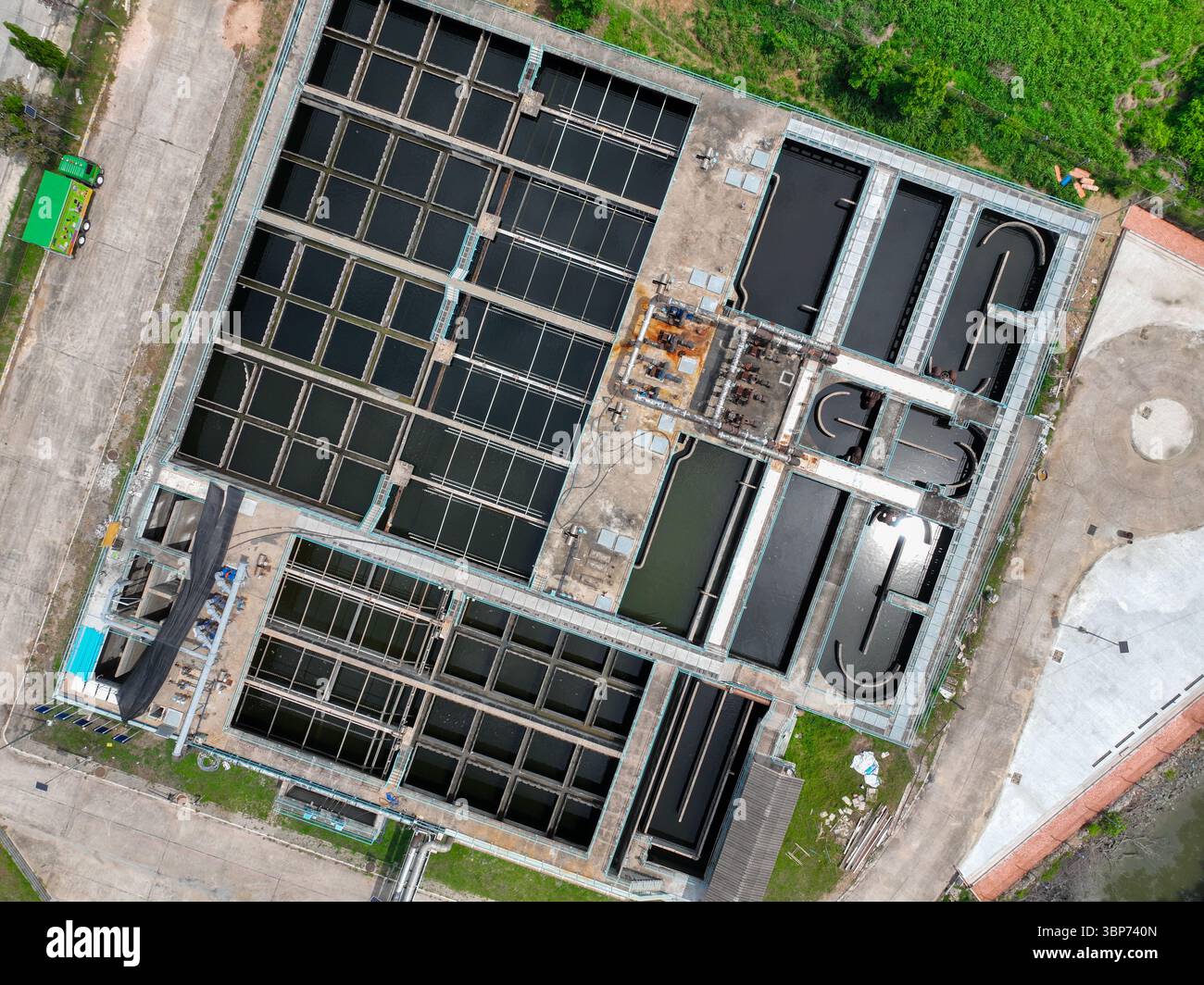 Installation municipale avancée de purification et de traitement de l'eau présentant l'innovation en ingénierie, les technologies de gestion de l'eau propre et l'environnement Banque D'Images