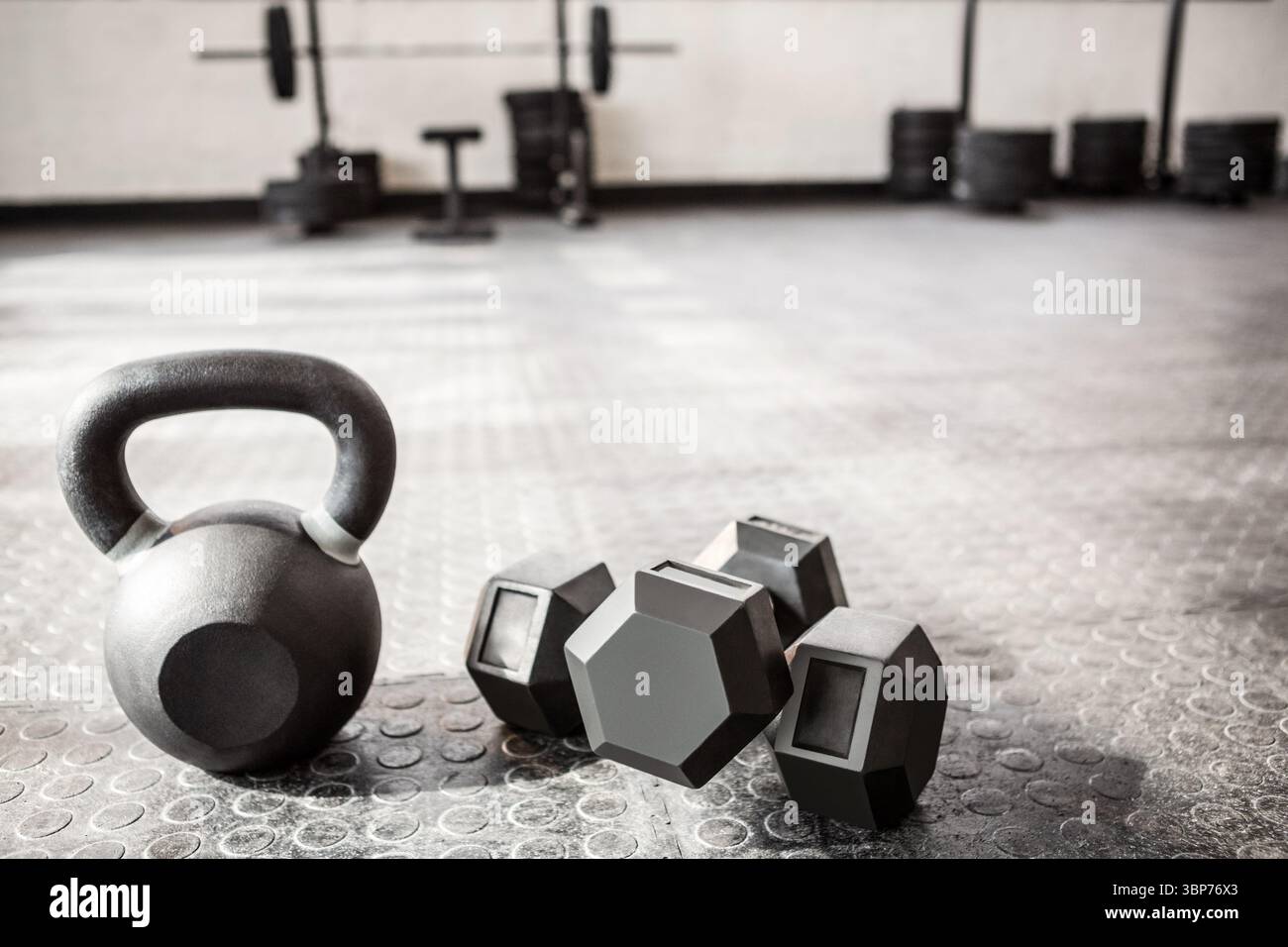 Haltères et kettlebell sur le sol Banque D'Images
