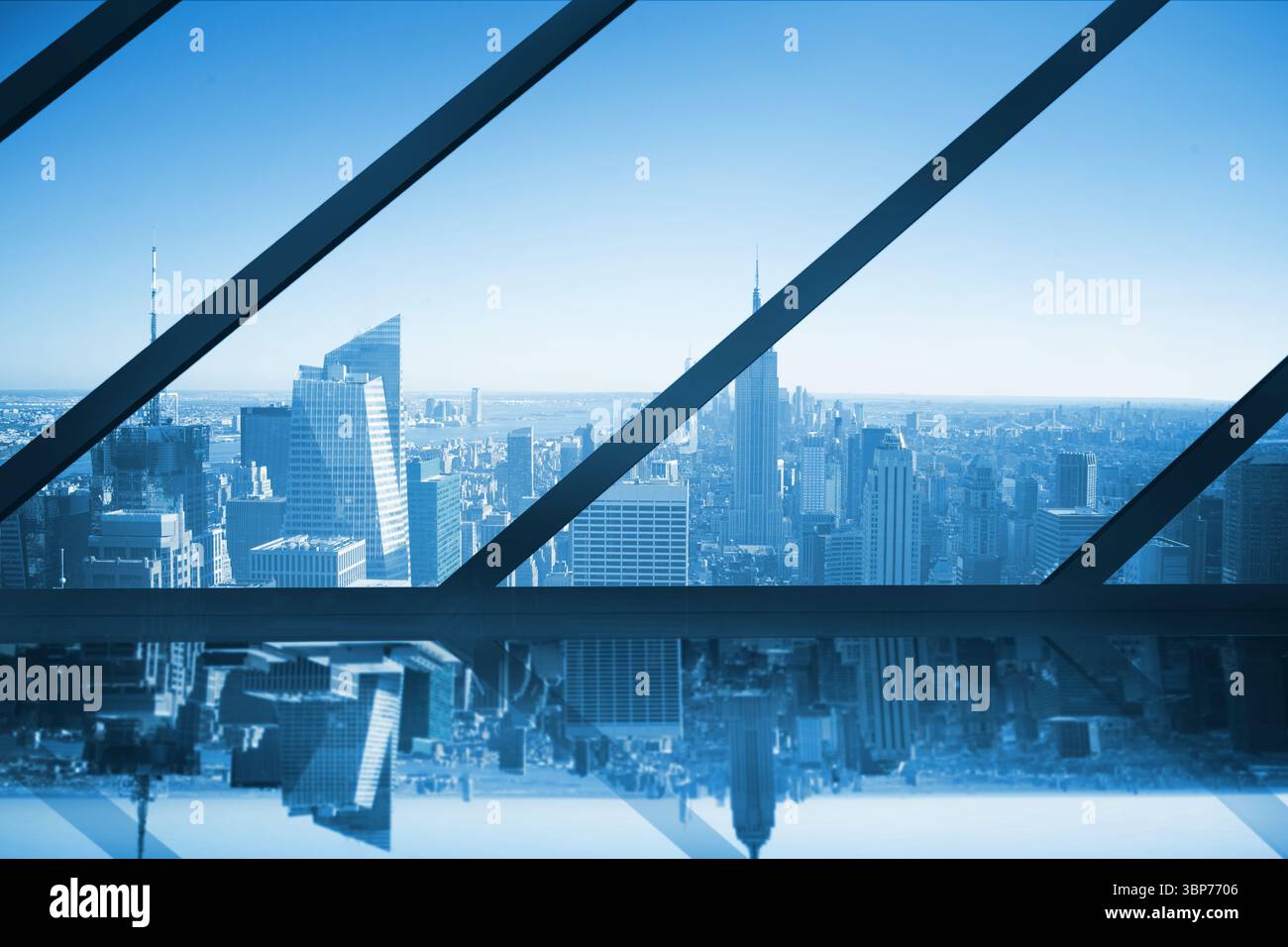 Chambre avec grande fenêtre à la ville sur Banque D'Images