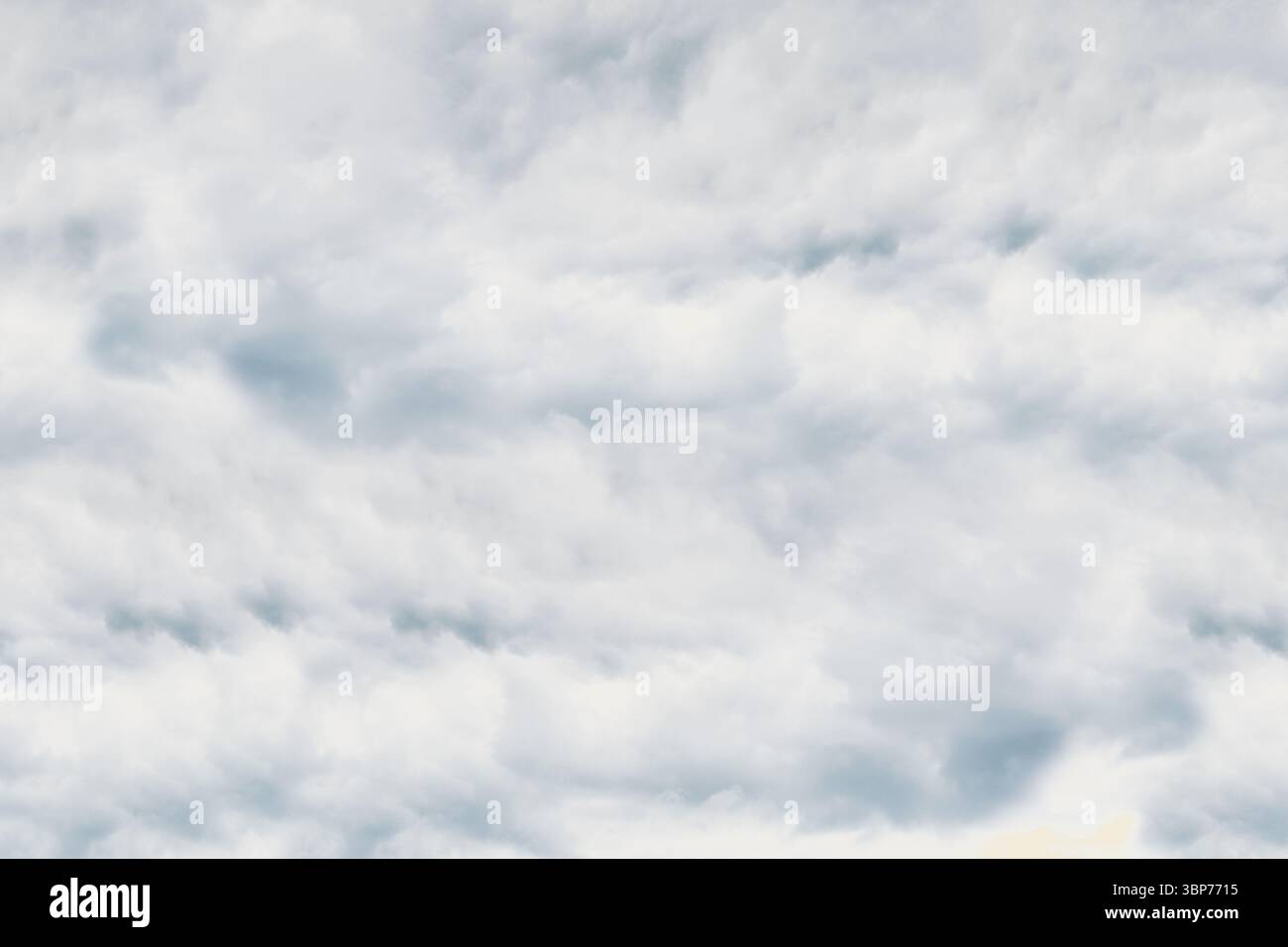 Les nuages forment une couche dense de gris clair et blanc sur l'ensemble du cadre dans un design plat Banque D'Images