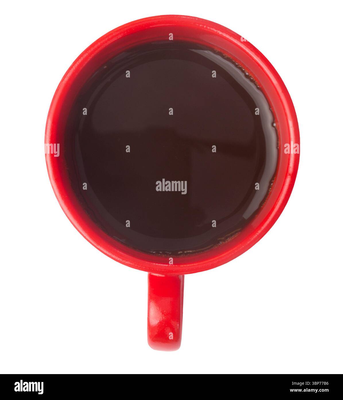 Tasse en céramique rouge repose dans un design plat sur une surface blanche lisse tenant le café noir Banque D'Images