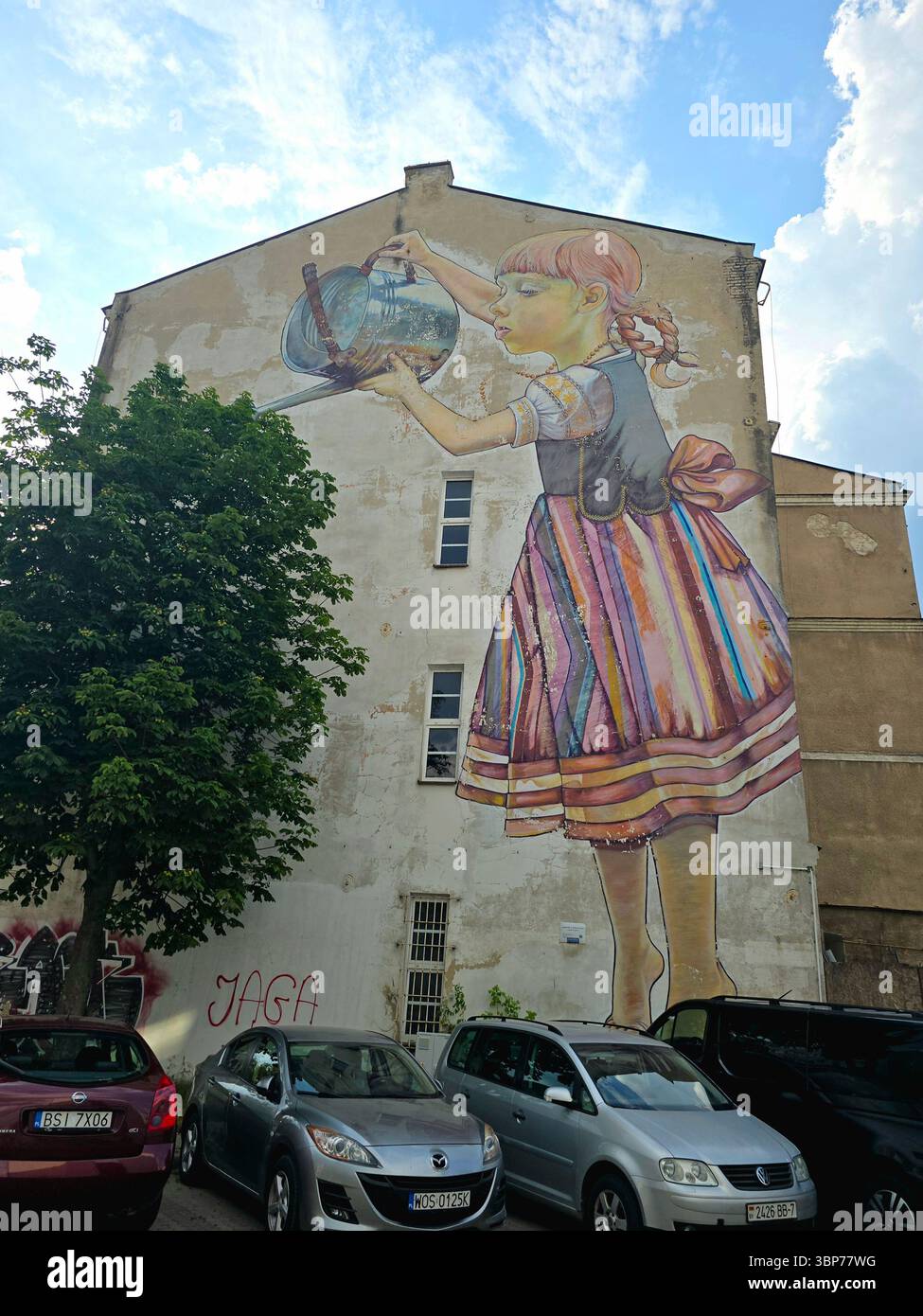 Murale 'Dziewczyna z konewką' sur un immeuble résidentiel à Bialystok, Pologne. Banque D'Images