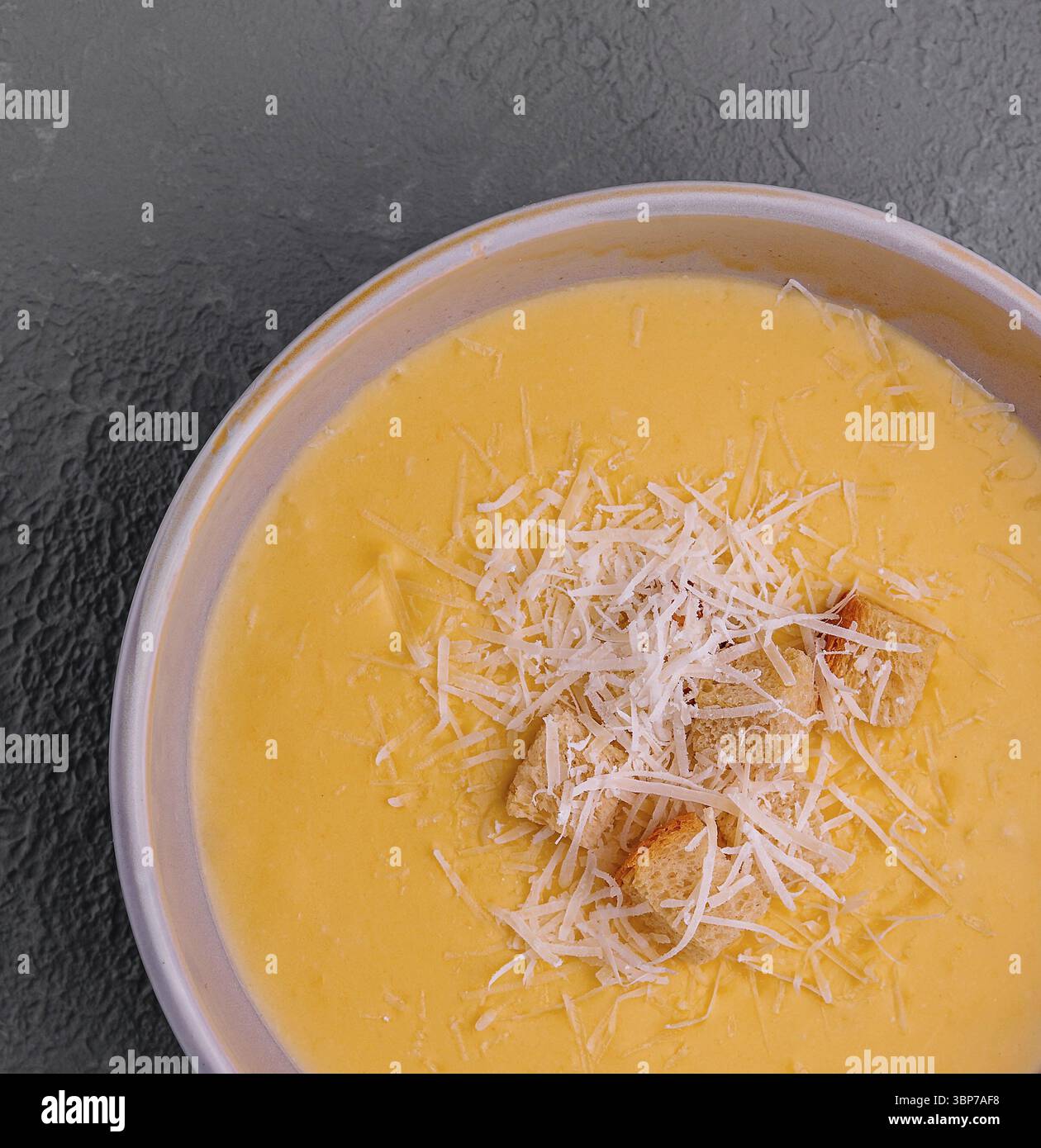 Nourriture, assiette de soupe aux pois servie avec du fromage Banque D'Images