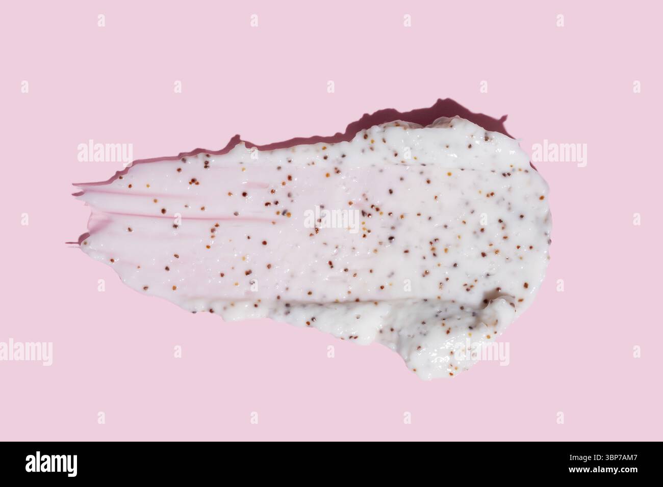 Échantillon de gommage naturel sur fond rose pastel. Crème pelable avec microcapsules. Frottis à la pêche ou au café Banque D'Images