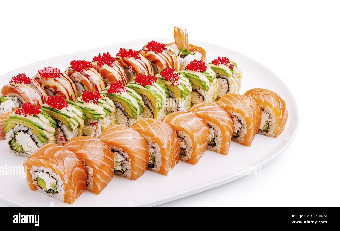 Food, Un plateau de sushis magnifiquement arrangé avec divers rouleaux surmontés d'ingrédients vibrants. L'exposition comprend du saumon, de l'avocat et du poisson Banque D'Images