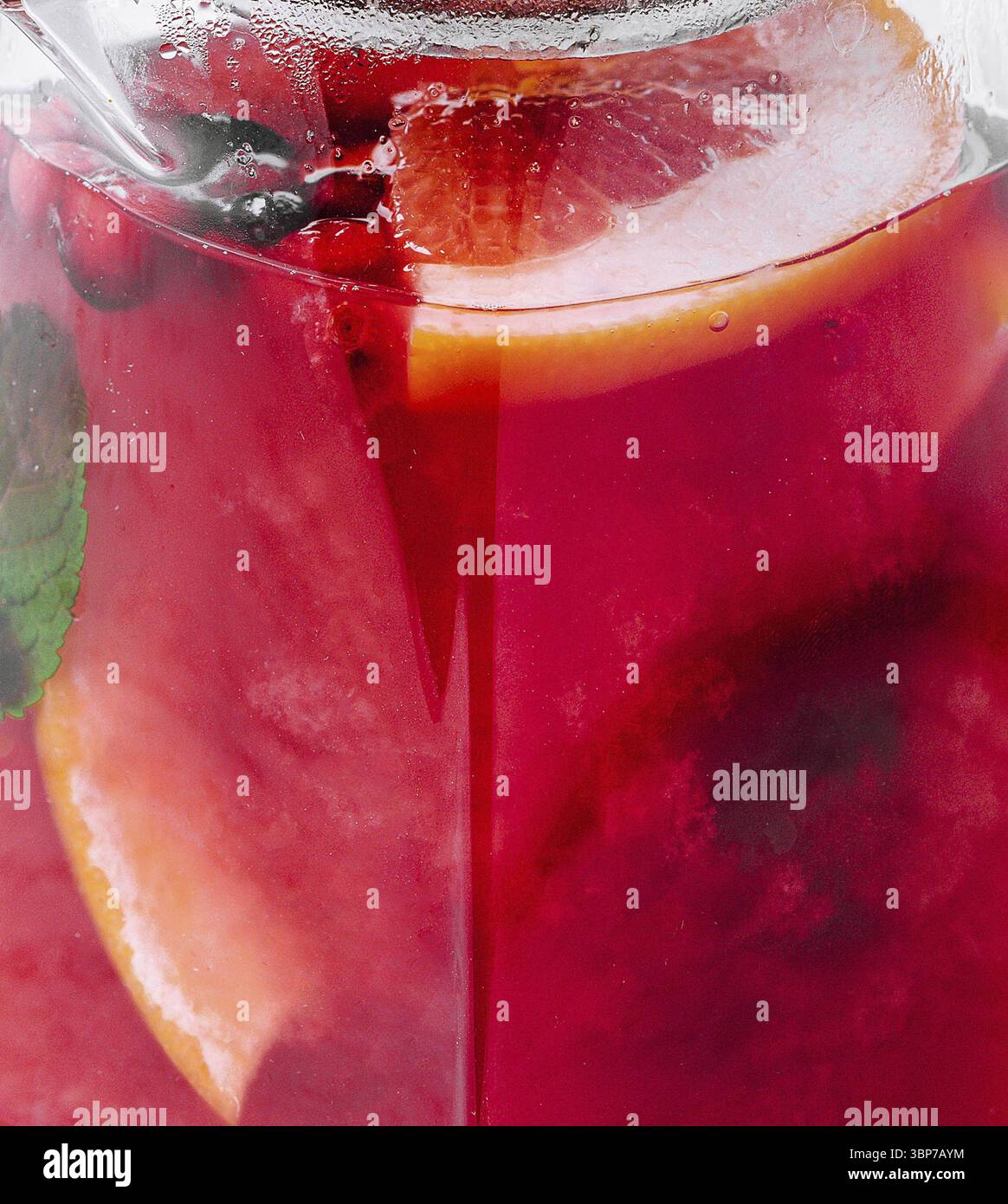 Nourriture, punch pétillant à la fraise, à l'orange et au basilic, cocktail de printemps Banque D'Images