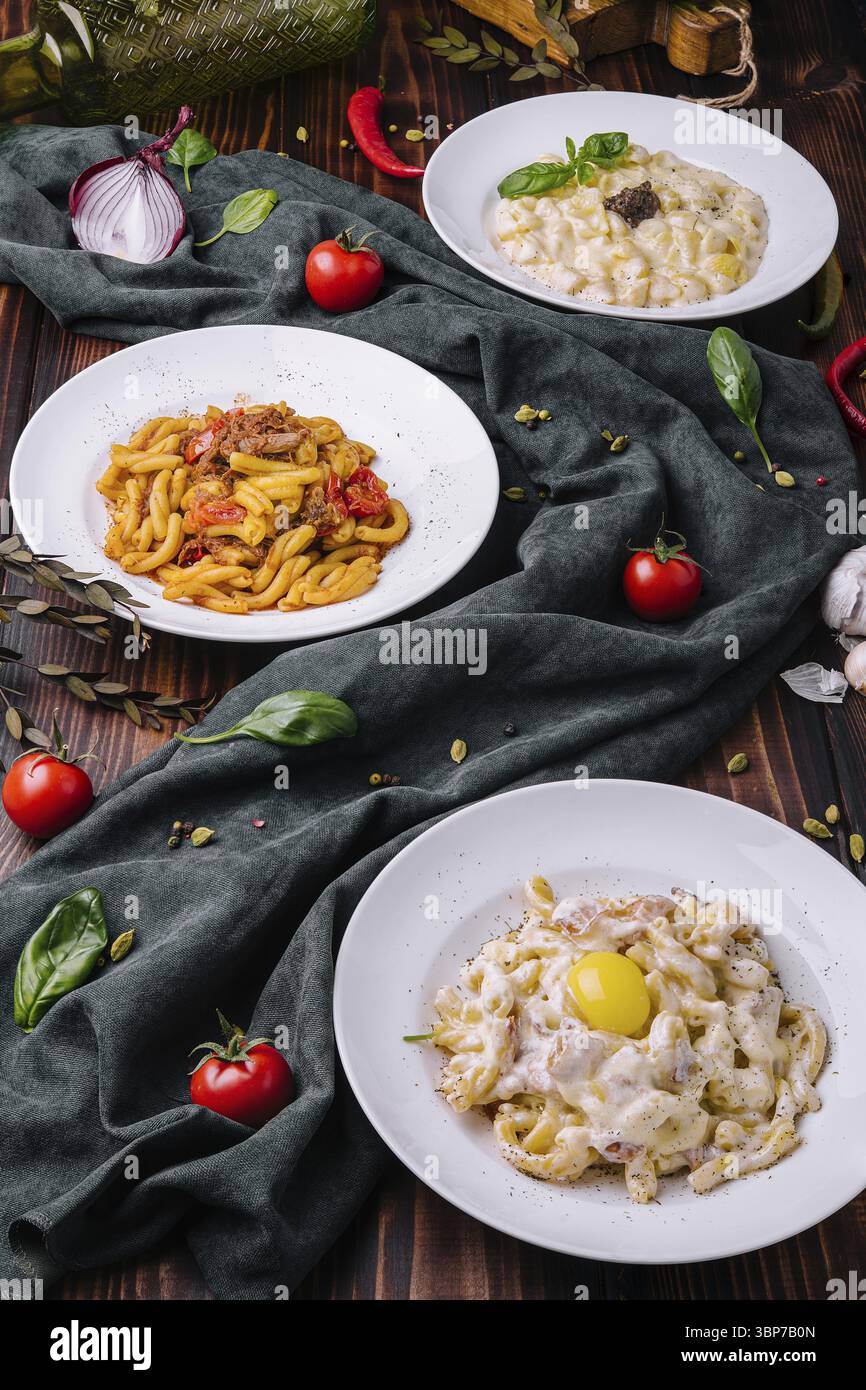 Nourriture, différents types de pâtes italiennes dans des bols Banque D'Images