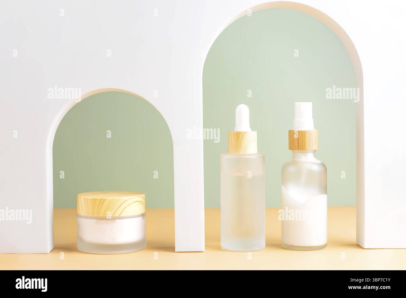 Divers modèles de conteneurs cosmétiques vierges sur des podiums et des formes géométriques. Contexte de la présentation des marques et des emballages. Soin naturel de la peau beaut Banque D'Images