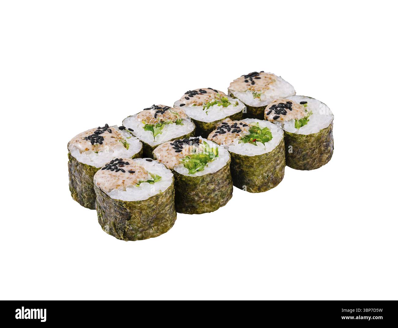 Nourriture, rouleaux de sushi frais avec sauce, nori, riz, graines de sésame et concombre, couché sur un fond blanc Banque D'Images