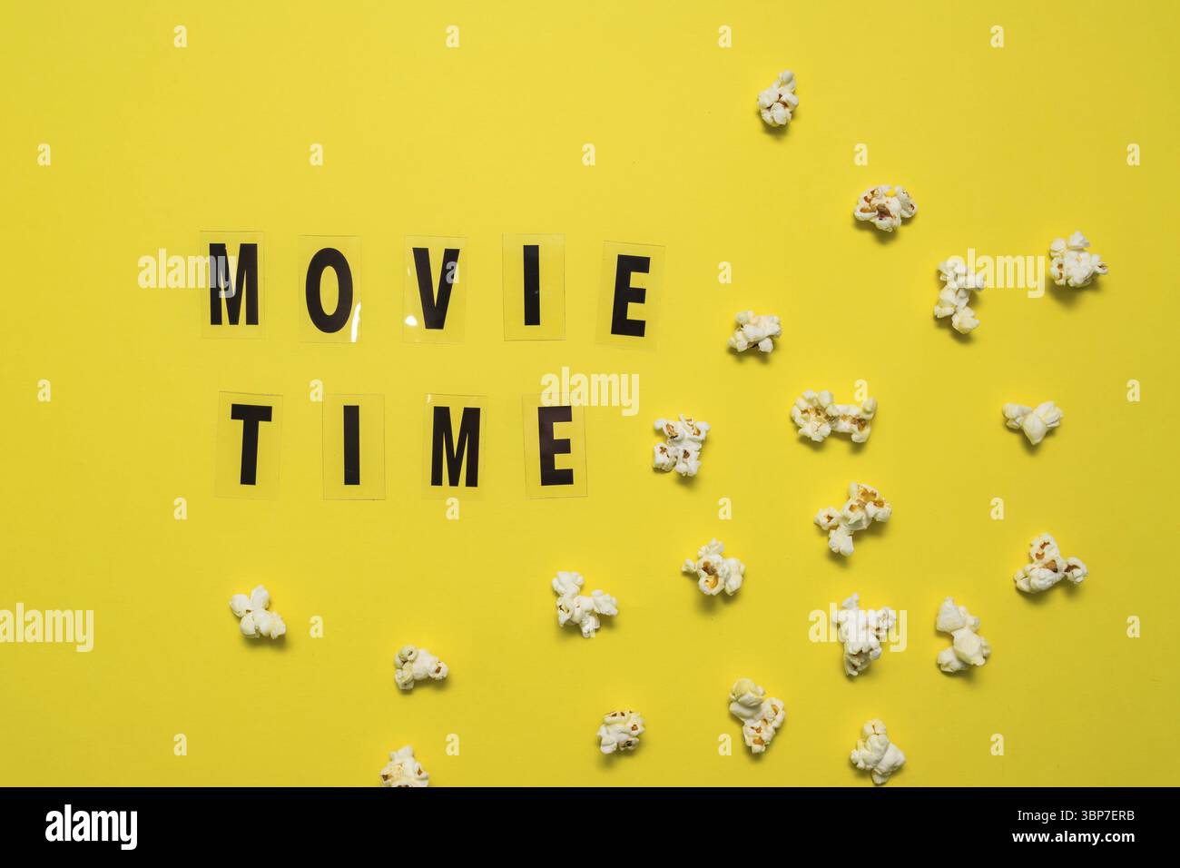 Temps du film texte lettrage avec le pop-corn salé dispersé sur fond jaune Banque D'Images