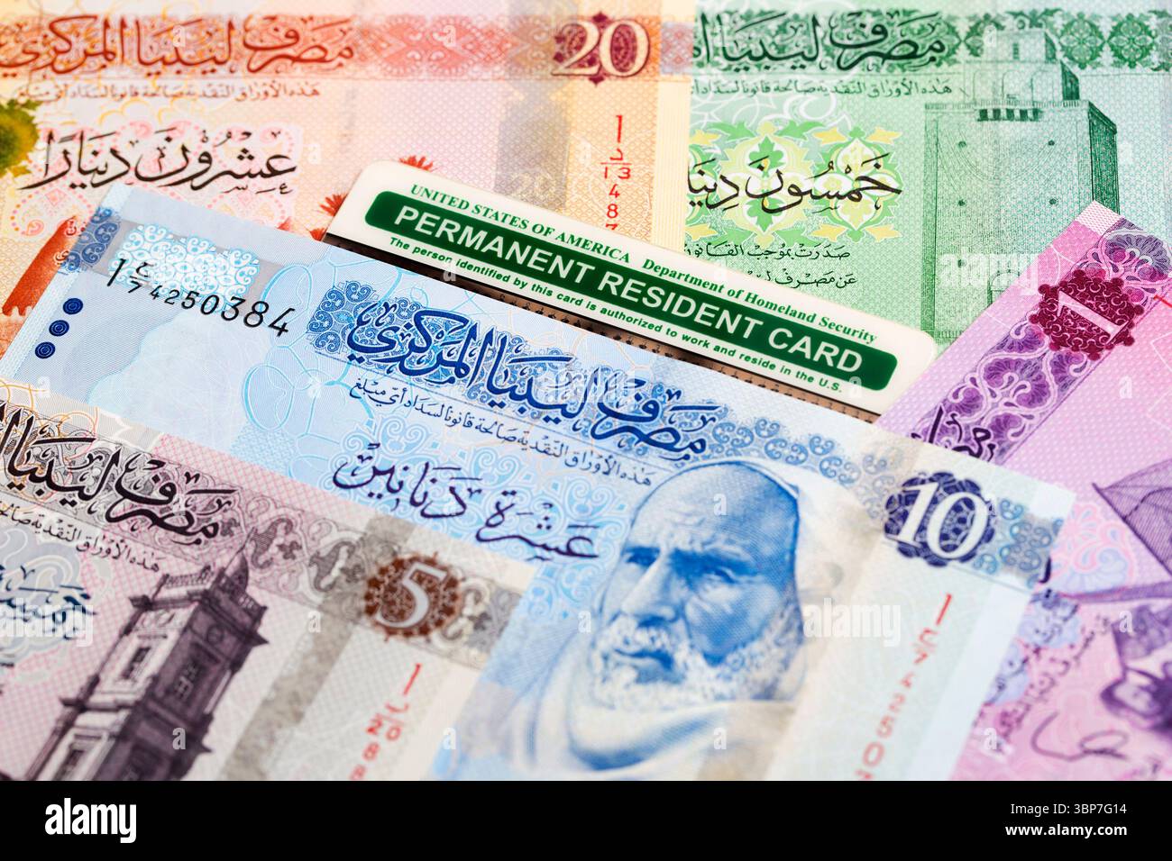 Carte de résident permanent américain sur argent libyen - Dinar Banque D'Images