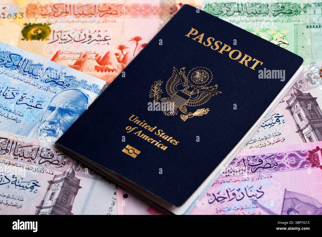 Passeport américain sur l'argent libyen - Dinar Banque D'Images