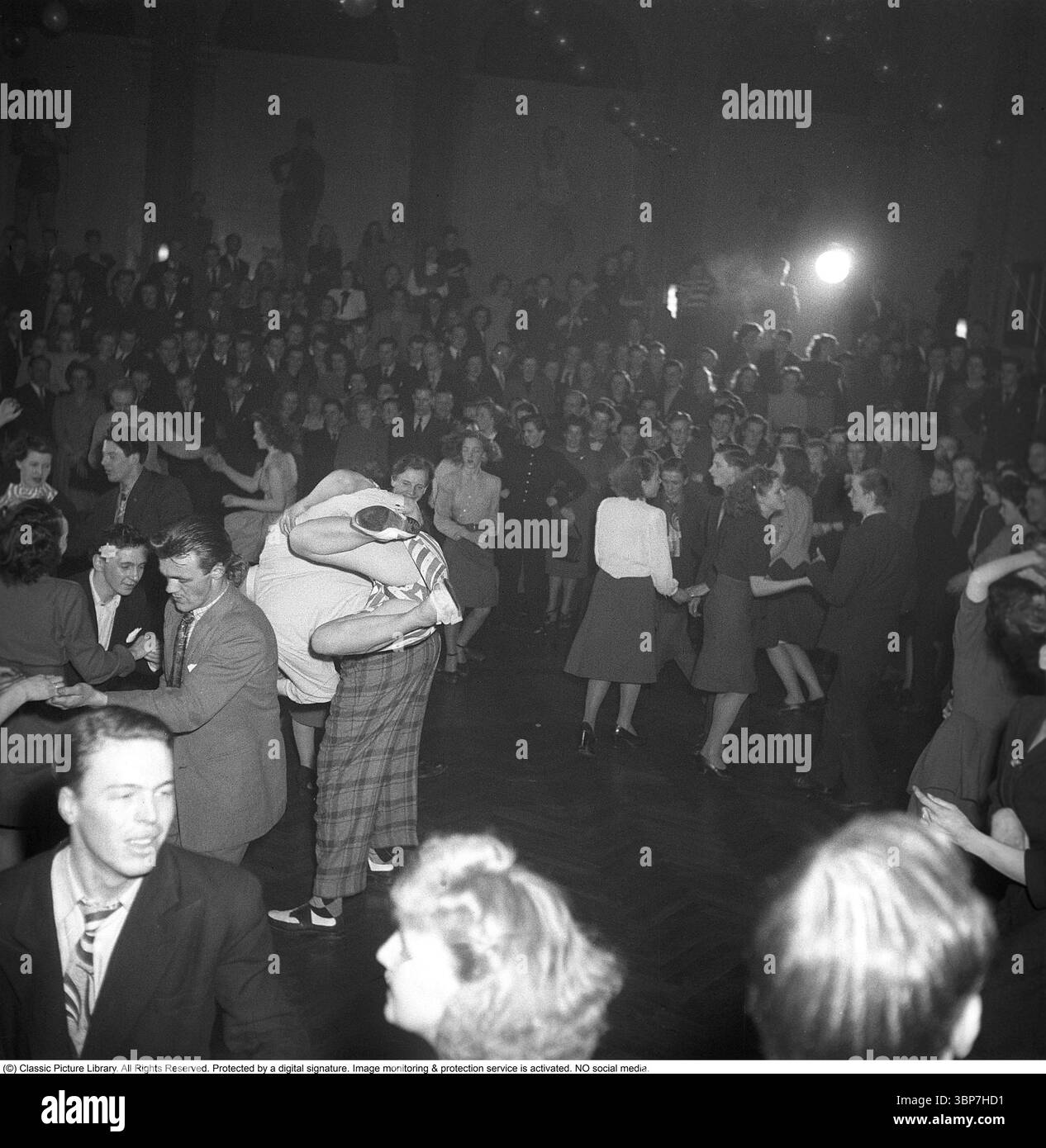 Danse Jitterbug 1948. Une danse issue du lindy hop et popularisée aux états-Unis et répandue par les soldats et marins américains à travers le monde pendant la seconde Guerre mondiale. Sur la photo, un jeune couple dansant la danse Jitterbug 1948 lors d'un événement de danse de compétition au palais de danse Nalen à Stockholm. Les années 1940 étaient l'ère du jazz, mais à cette époque la musique swing avait commencé et avec cela, de nouveaux styles de danse. Kristoffersson réf AG44-1 Banque D'Images