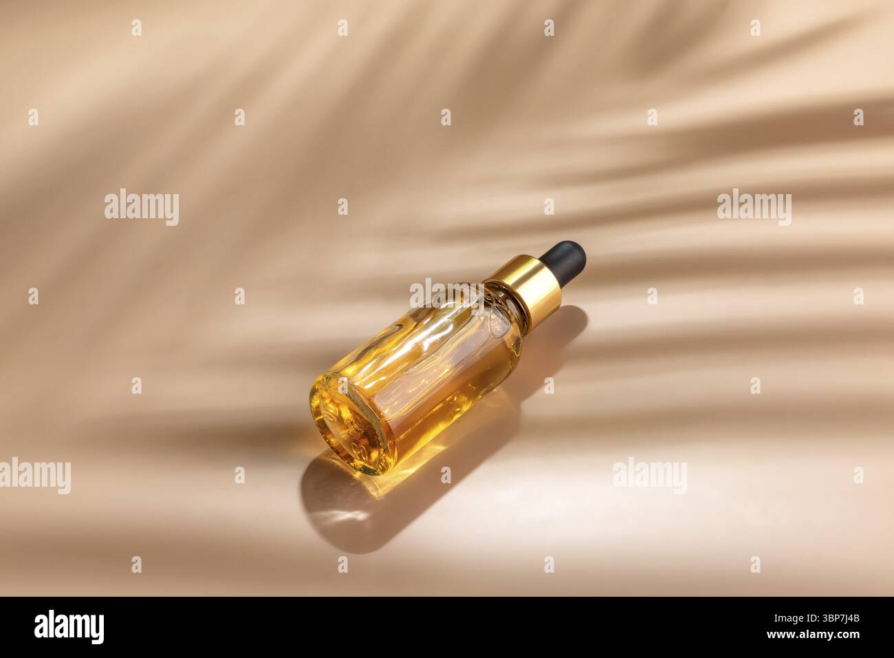 Flacon compte-gouttes en verre Mock-Up. Pipette compte-gouttes avec sérum ou huile essentielle sur fond beige avec ombres caustiques pour la présentation du produit. Soin de la peau c Banque D'Images