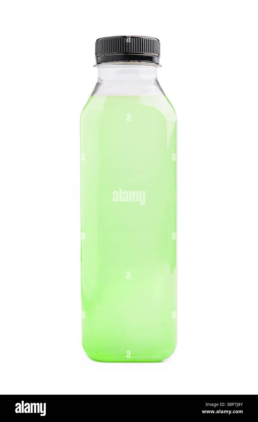 Nourriture, Une grande bouteille transparente contient une boisson verte vif. Le liquide à l'intérieur semble rafraîchissant et invite à la curiosité, parfait pour une chaude journée ou post- Banque D'Images