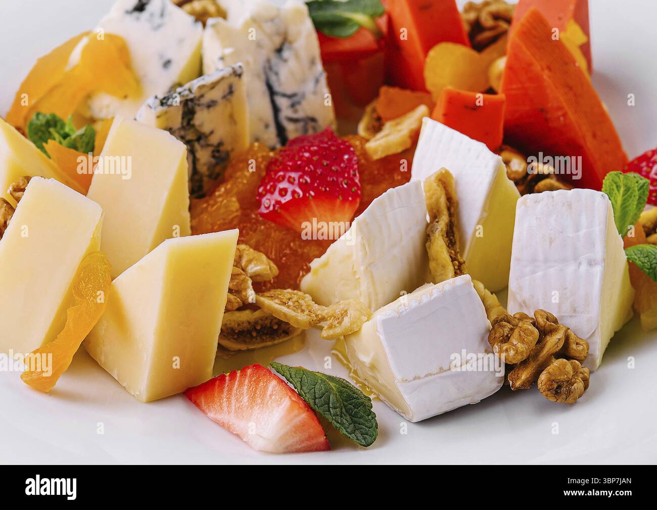 Nourriture, assiette de fromage avec différents types de fromage Banque D'Images