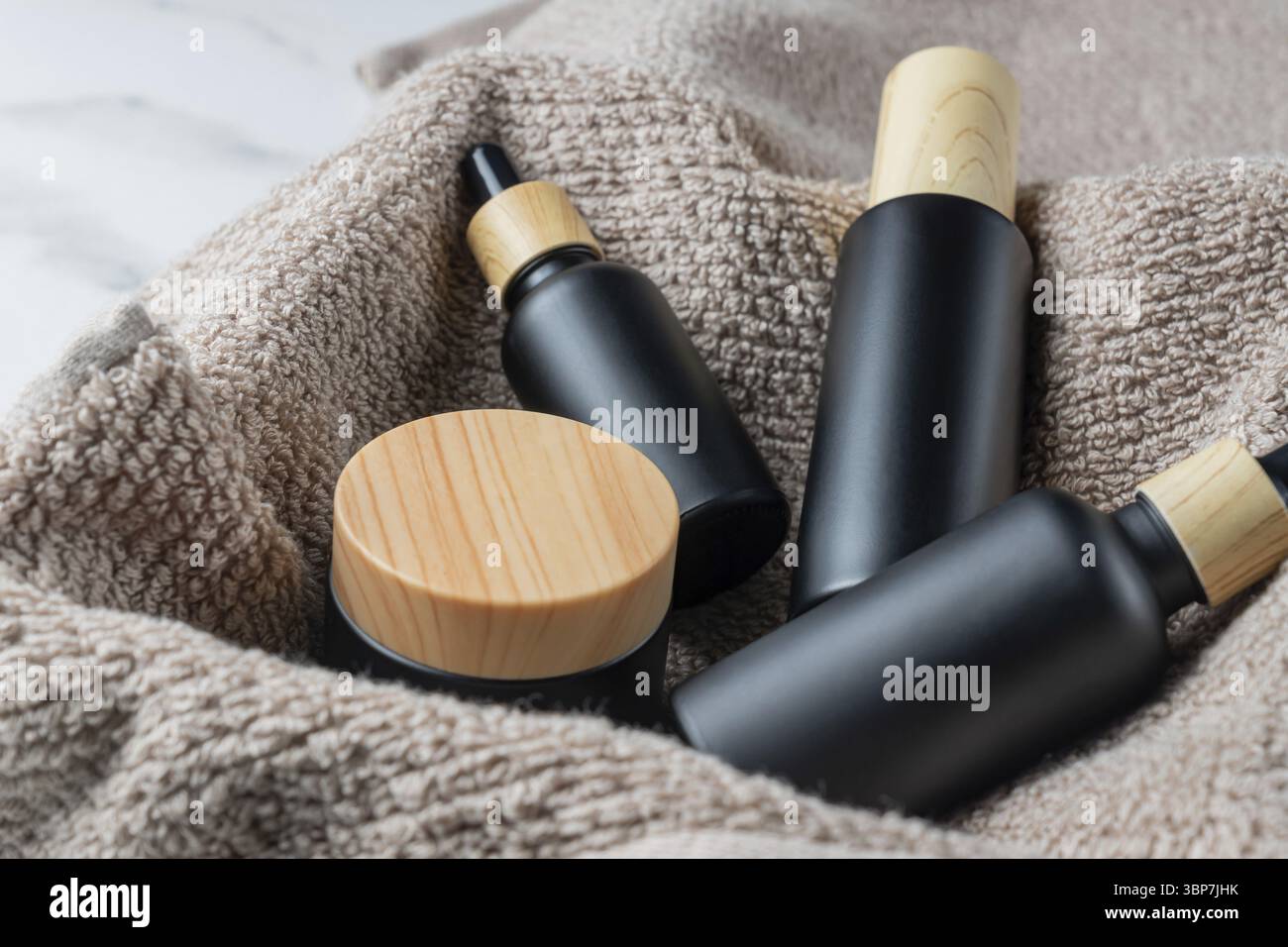 Ensemble sans marque de paquet de cosmétiques de traitement de beauté en verre givré noir avec couvercle en bambou. Maquette de designers. Création de logo Banque D'Images