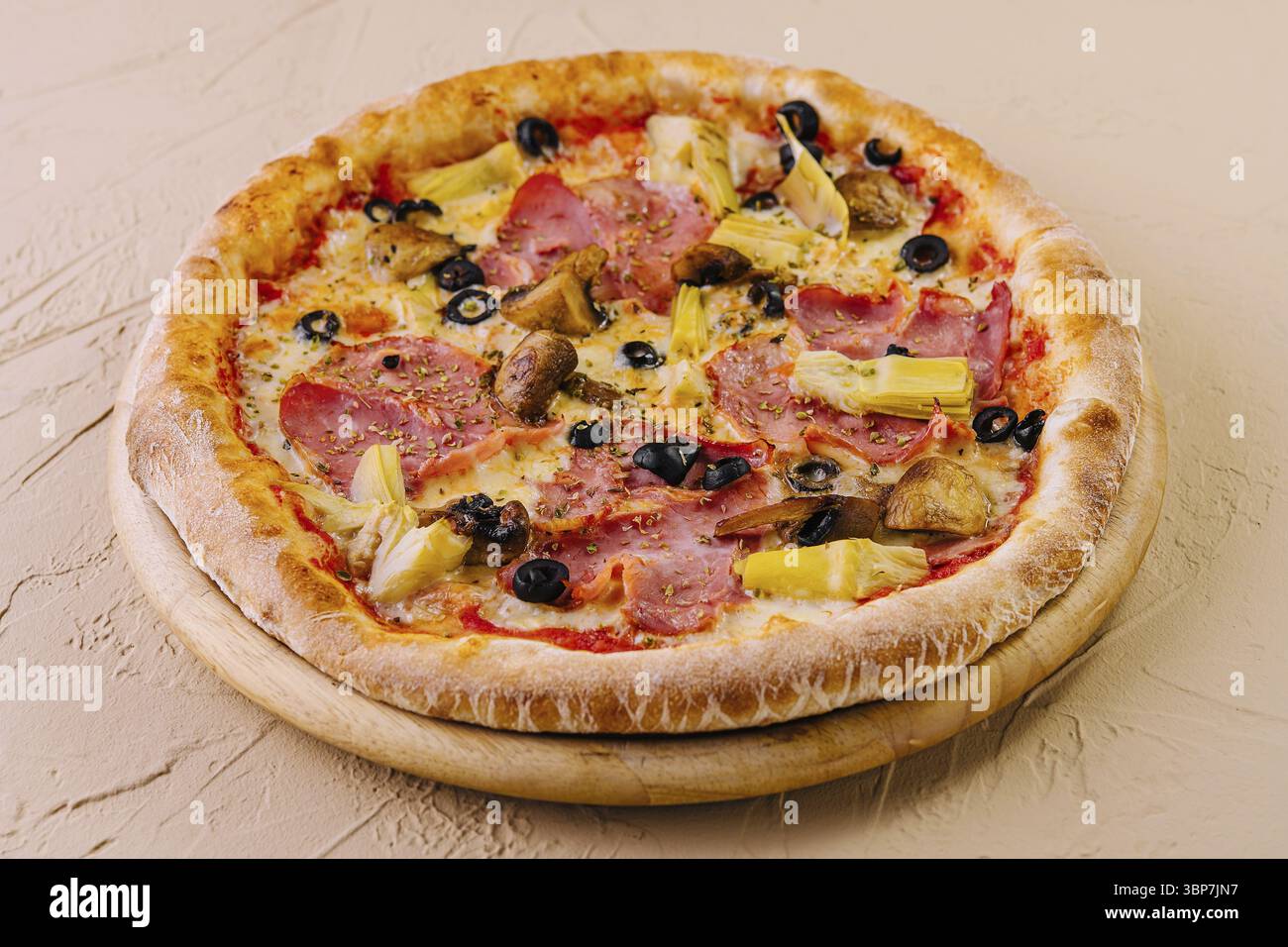 Nourriture, pizza suprême fraîchement cuite garnie de divers ingrédients sur un fond neutre Banque D'Images