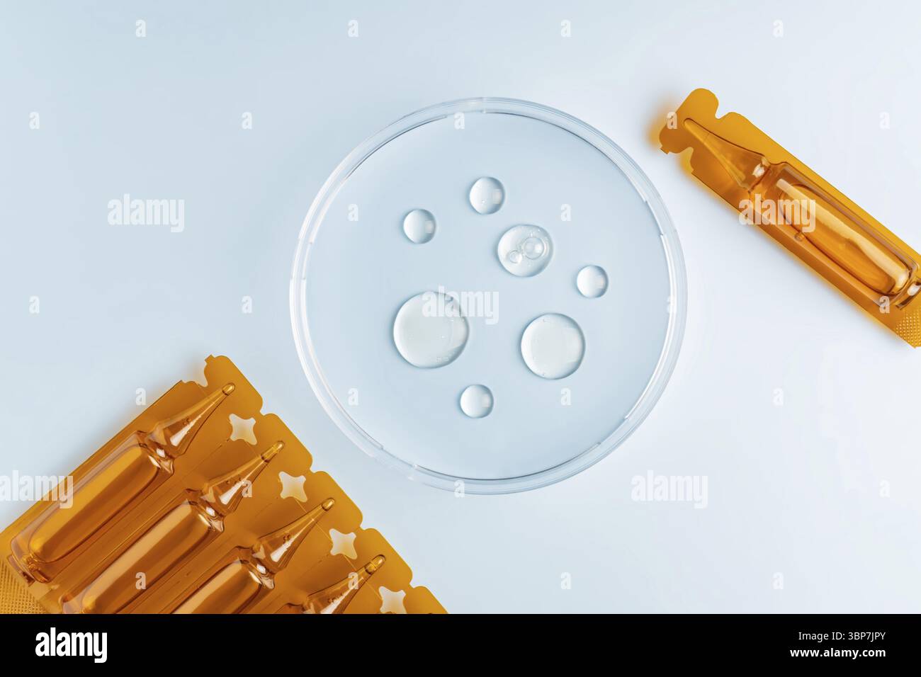 Ampoules cosmétiques avec sérum pour la croissance des cheveux, restauration. Concept beauté cheveux, Auto-soin et bien-être. Pose à plat. Copier l'espace Banque D'Images