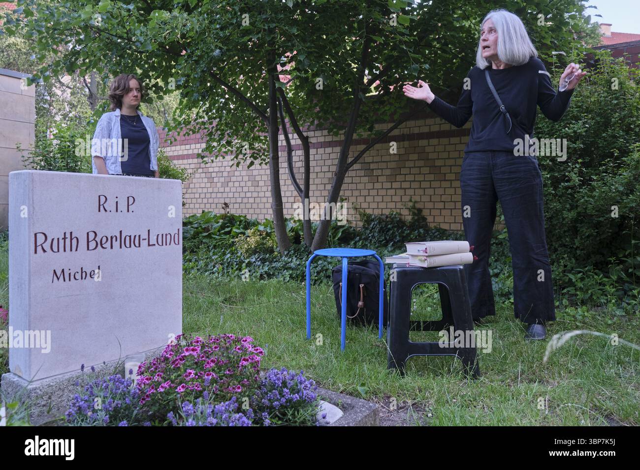 Allemagne, Berlin, 14 juin 2025, heure des sorcières au cimetière Dorotheenstaedtischer : des célébrités lisent dans des tombes importantes : Carola Wiemers, érudit littéraire Banque D'Images