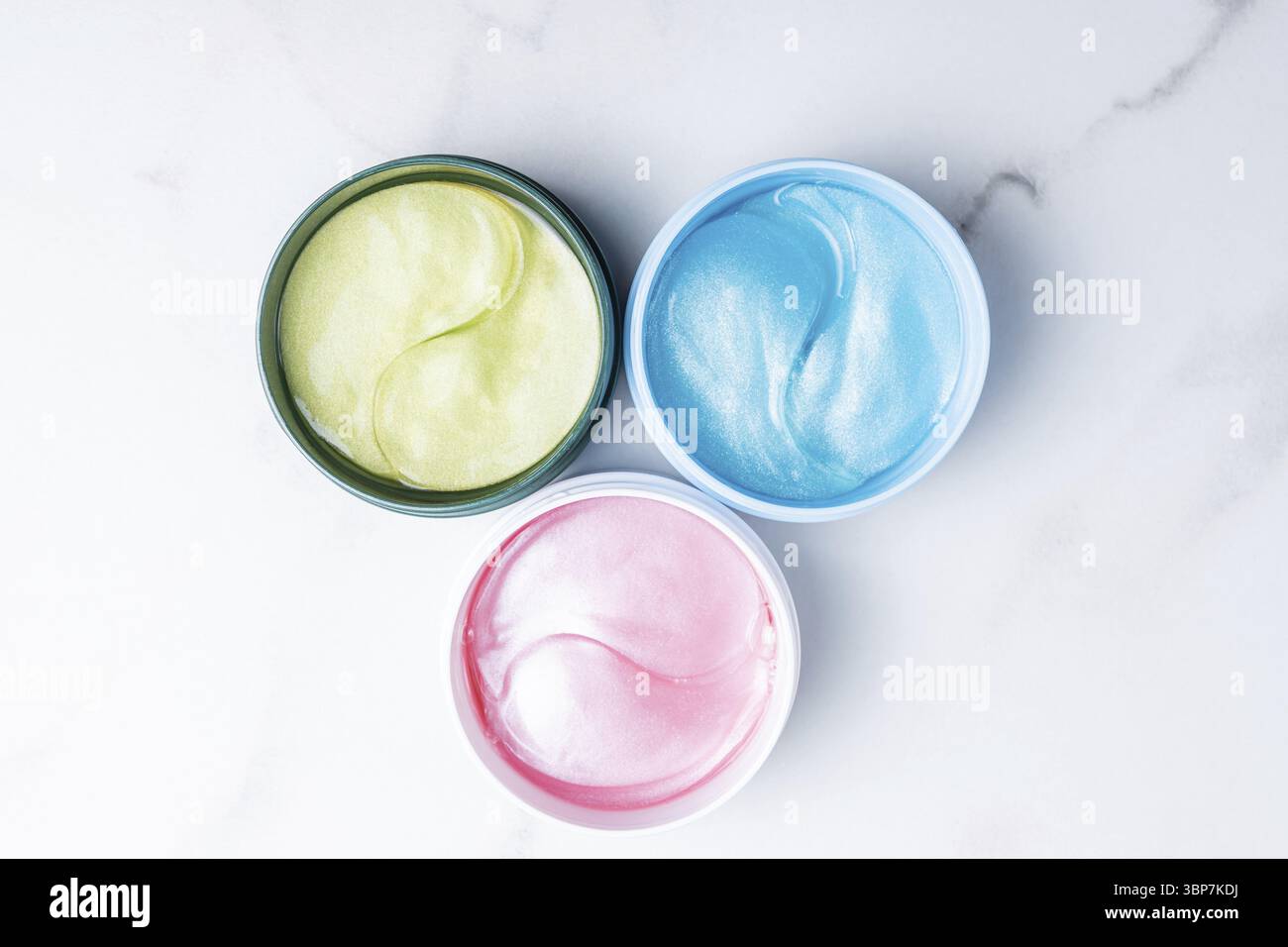 Divers focaux pour les yeux du visage. Plaque hydrogel. Traitement anti-vieillissement et levage. Soins du visage. Hydratation et rides patch. Vue de dessus. Moderne c Banque D'Images