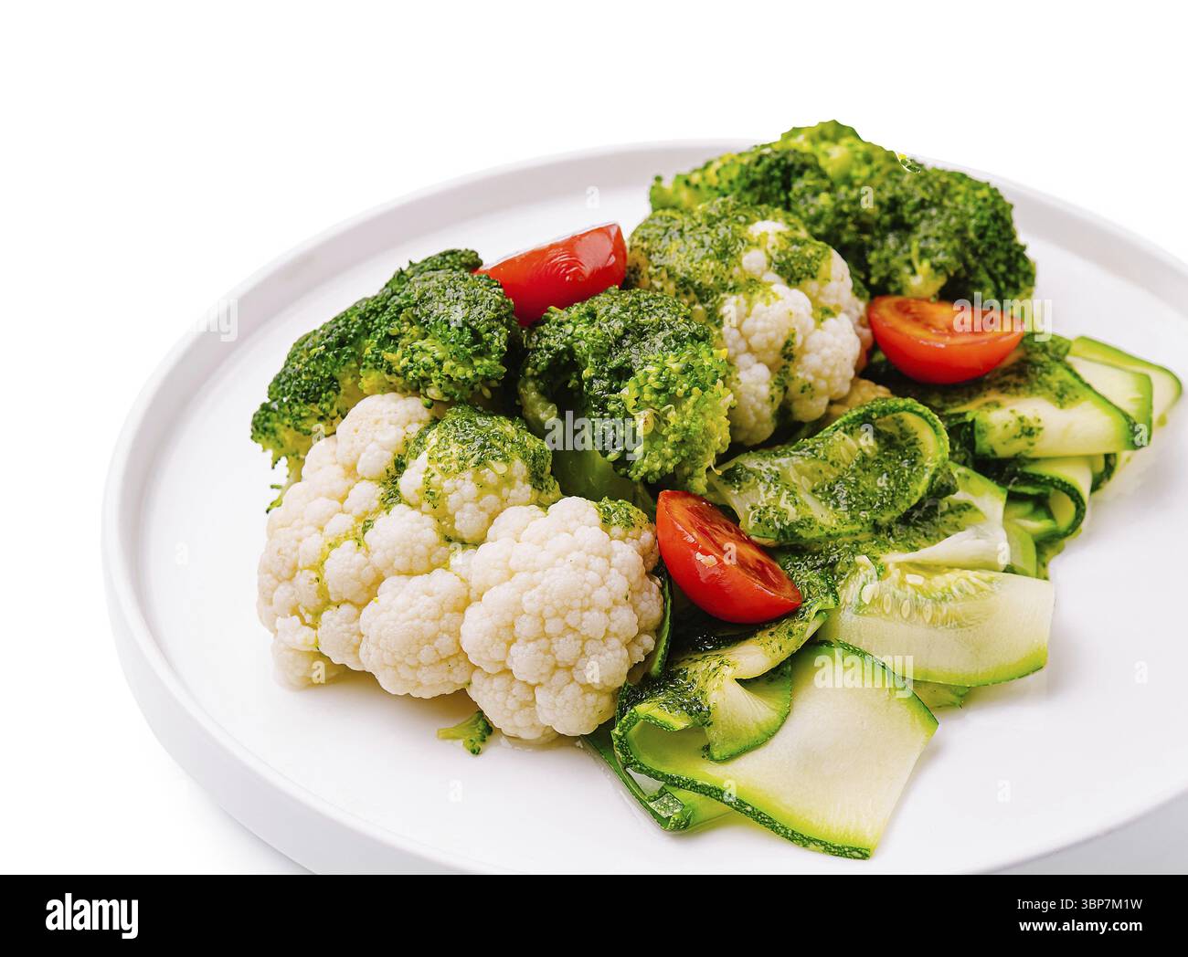 Nourriture, Une assiette fraîche affiche un arrangement vibrant de brocoli vert, de chou-fleur, de tomates cerises et de concombres finement tranchés. Ce plat coloré salut Banque D'Images