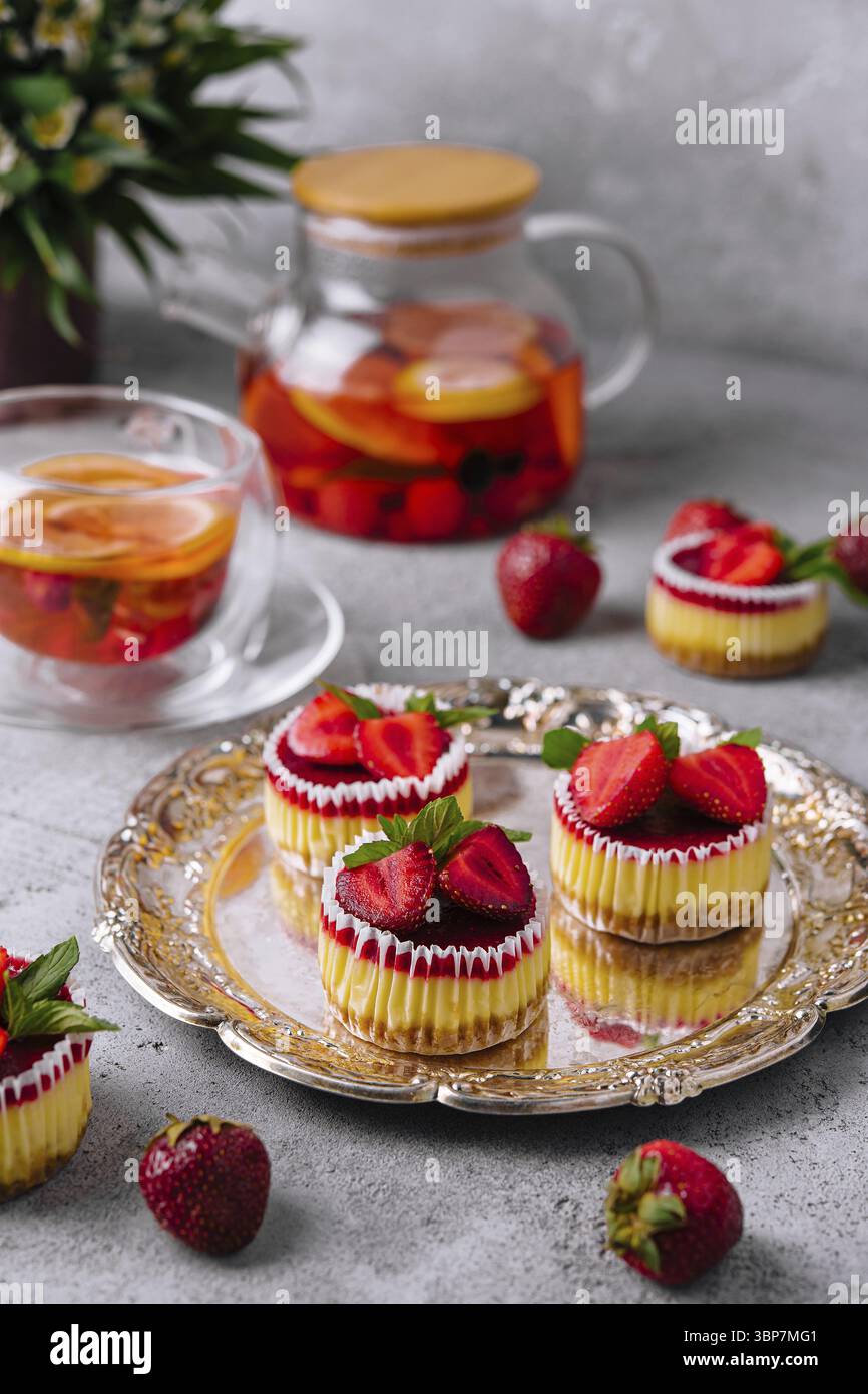 Nourriture, Mini cheesecake aux fraises sous forme de muffins Banque D'Images