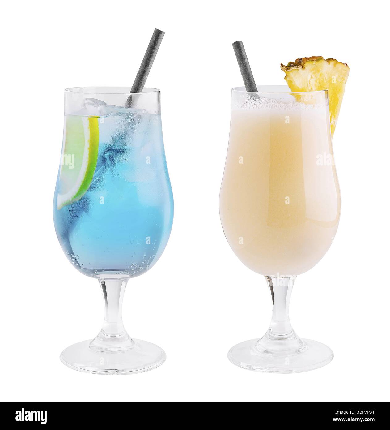 Nourriture, deux cocktails sont debout sur un fond blanc, garnis de citron vert et d'ananas Banque D'Images