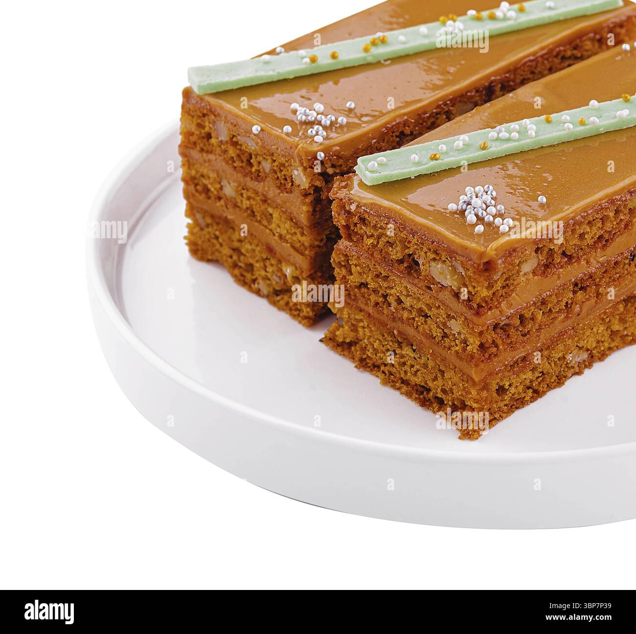 Nourriture, deux tranches de gâteau caramel aux noix sur une assiette blanche Banque D'Images