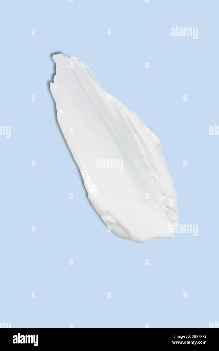 Crème liquide cosmétique Smudge gouttes texture sur fond bleu. frottis cosmétiques texture crème. produit de soin de la peau coup plat lay, crème avec hyaluronique Banque D'Images