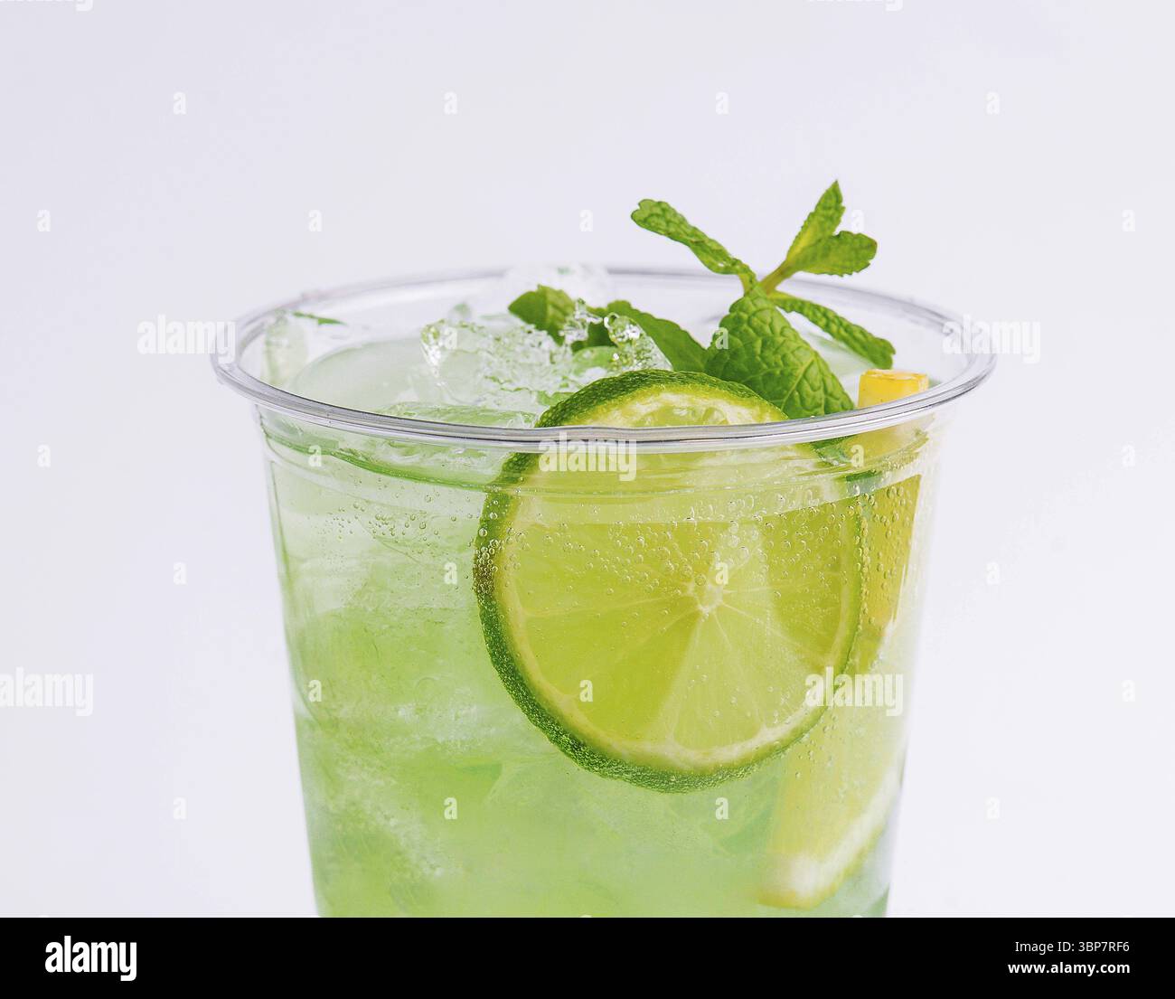 Nourriture, cocktail d'agrumes mojito avec citron vert et menthe Banque D'Images