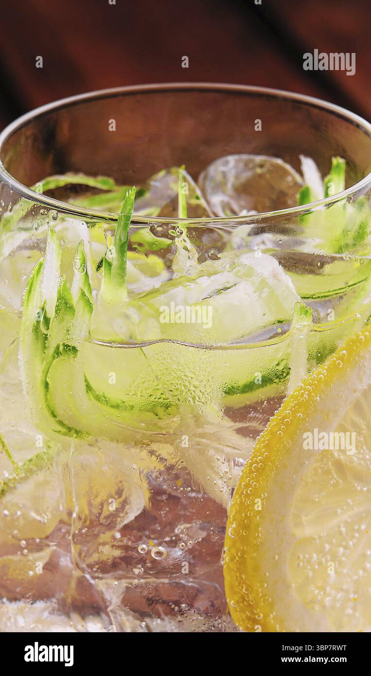 Nourriture, cocktails rafraîchissants d'été sans alcool avec citron et concombre Banque D'Images