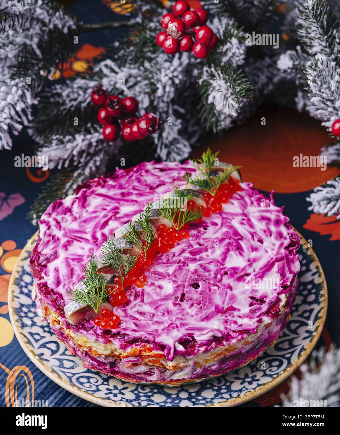 Nourriture, salade de hareng multicolore avec garniture de betterave, servi lors d'un repas de vacances Banque D'Images