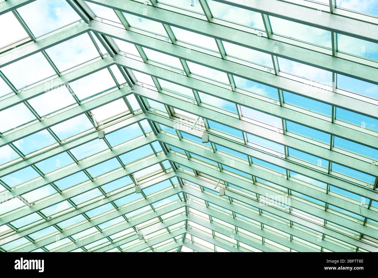 Détail de toit en verre moderne. Architecture contemporaine, centre d'affaires futuriste. Mise au point sélective. Banque D'Images