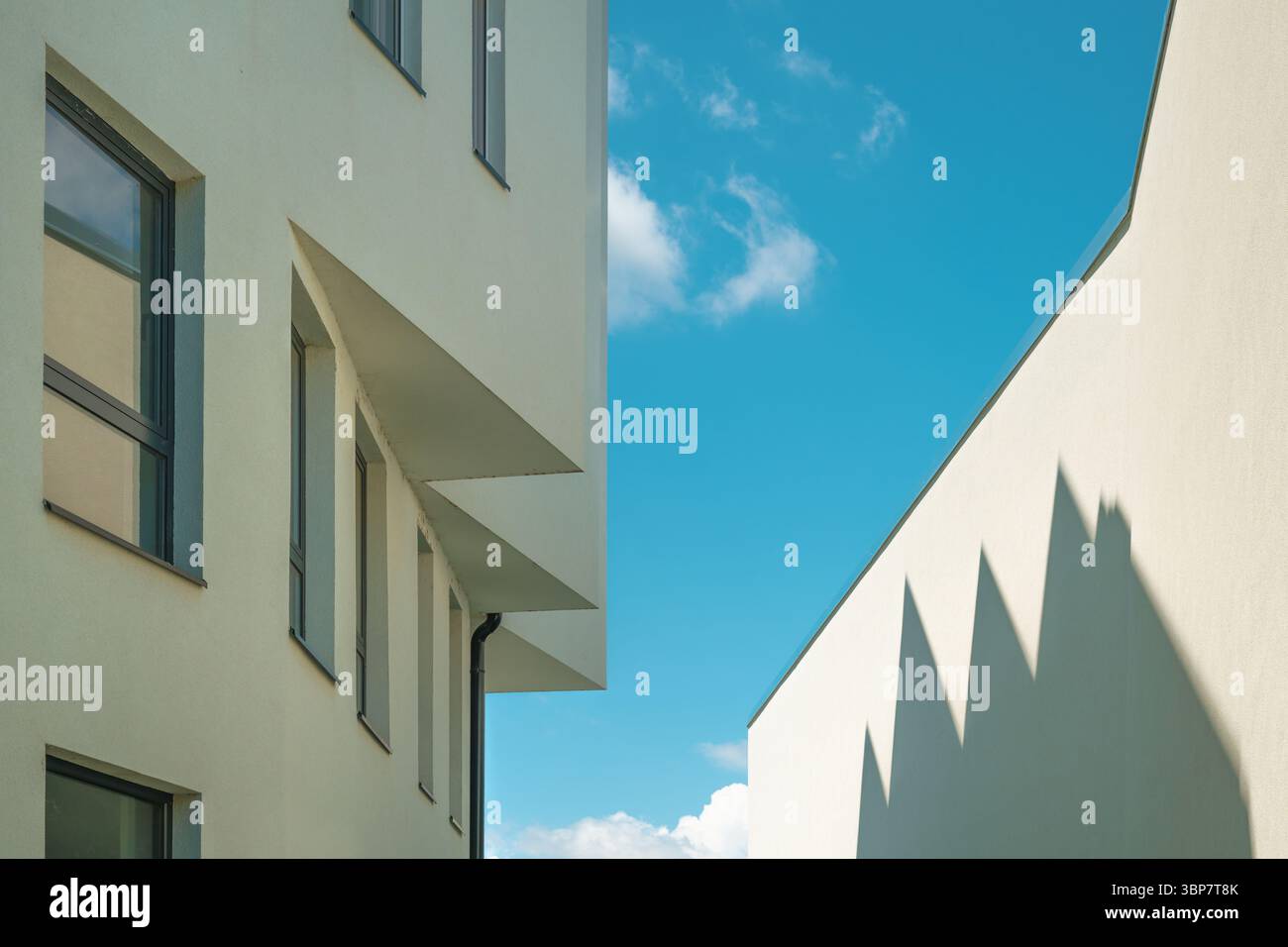 Modèle architectural, façade de bâtiment résidentiel moderne avec ombre et lumière, composition minimaliste comme arrière-plan Banque D'Images