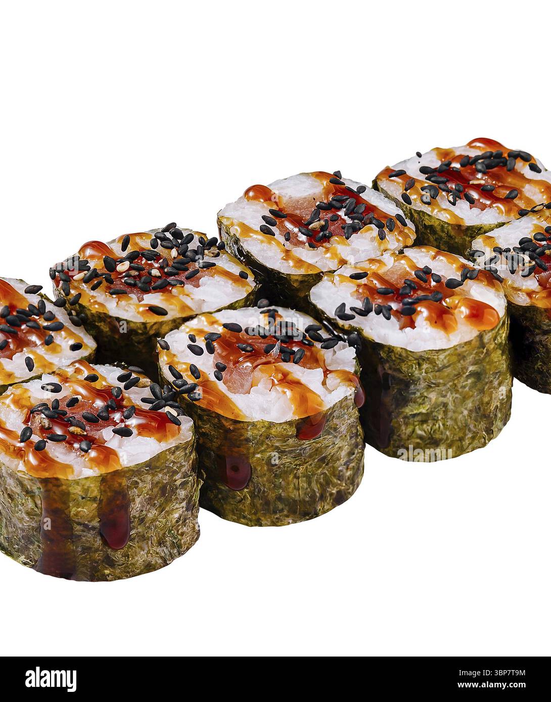 Nourriture, délicieux rouleaux de sushi uramaki décorés de sauce et de graines de sésame gisent sur un fond blanc Banque D'Images