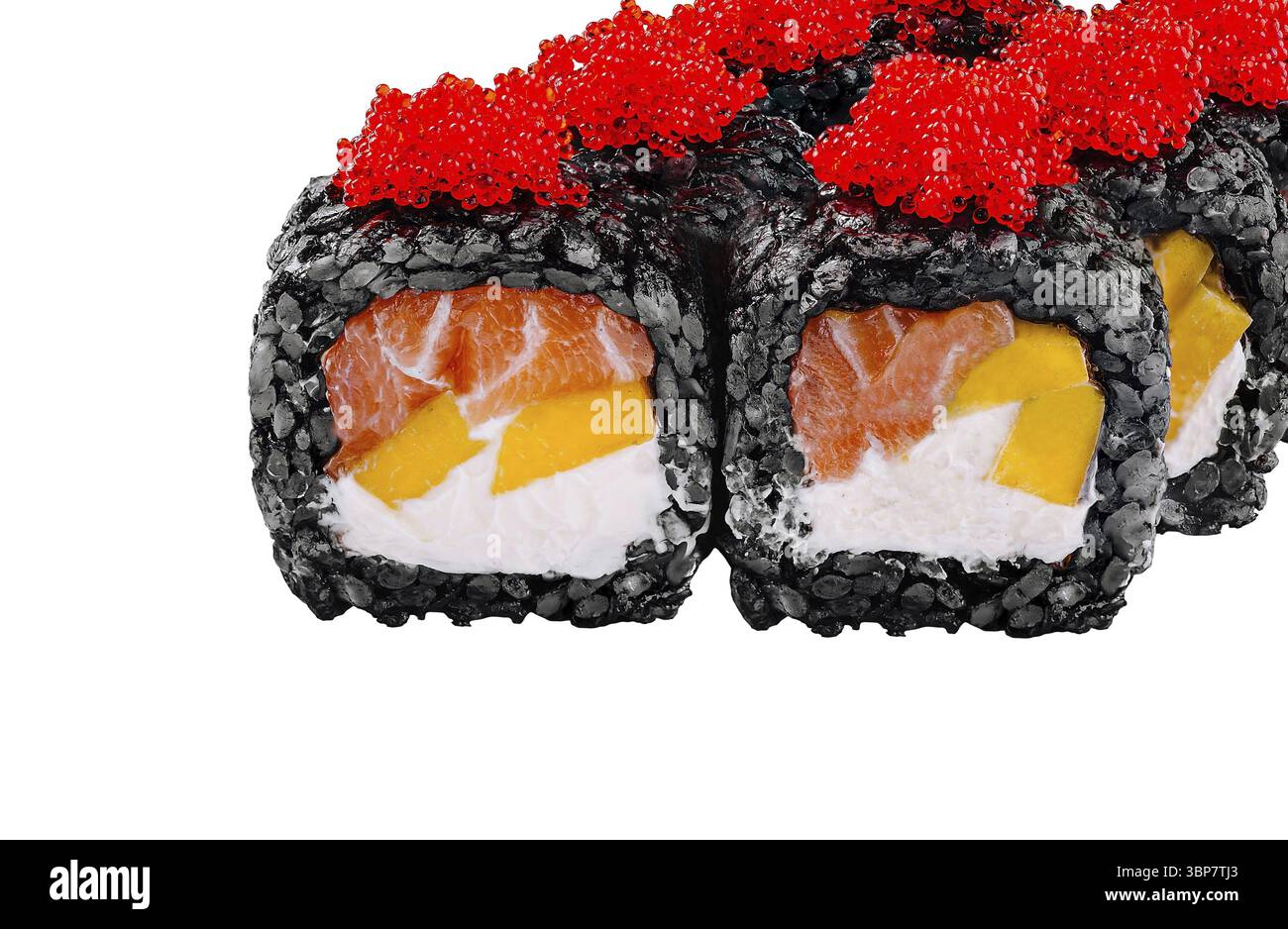 Nourriture, rouleaux de sushi noir avec caviar rouge, saumon, mangue et fromage à la crème couché sur fond blanc Banque D'Images